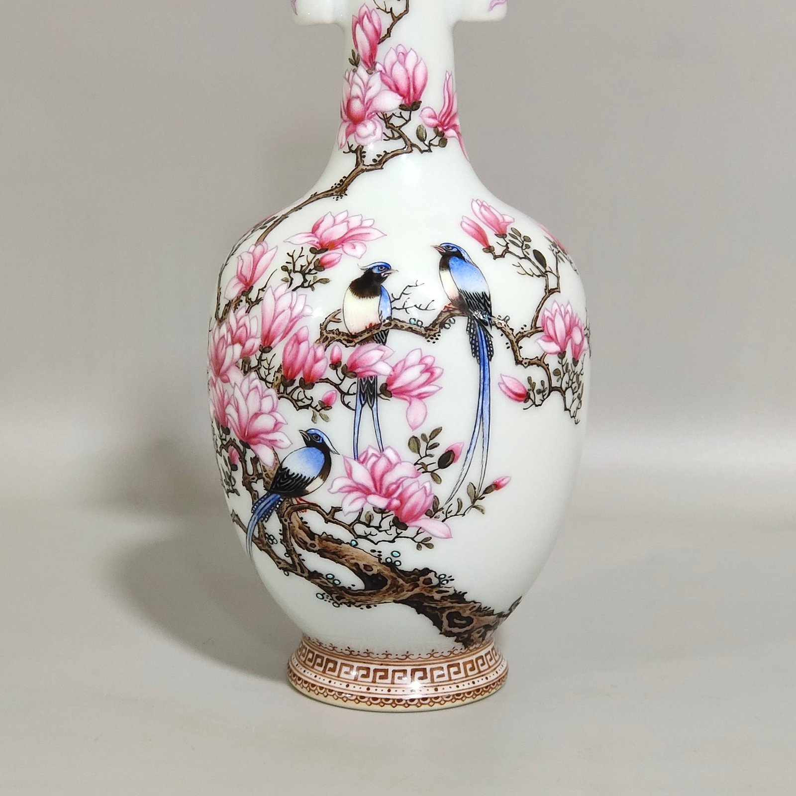 Qing Dynasty Yongzheng A flower and bird amphora