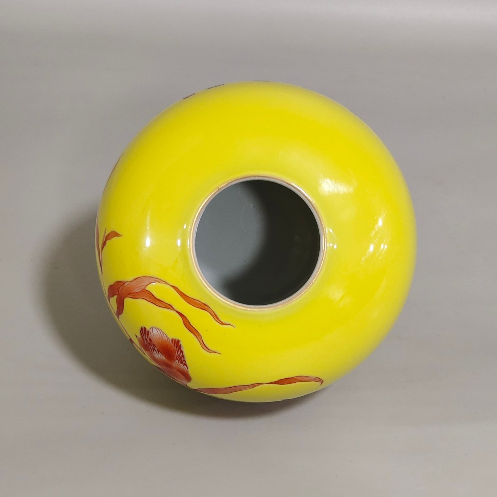 Qing Dynasty Yongzheng A yellow glazed Gonghong red kingfisher reed water basin with poems inscribed on it