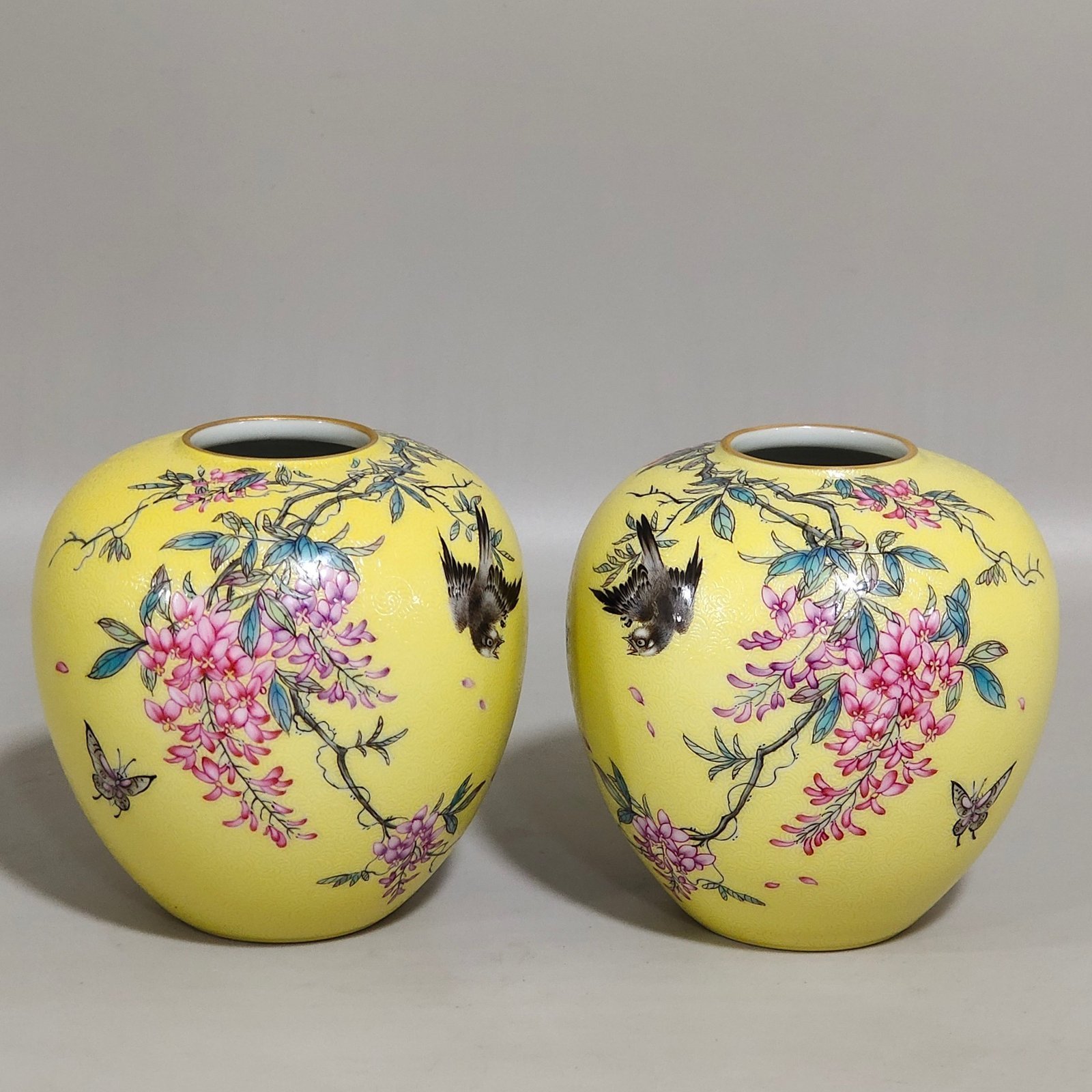 Qing Dynasty Yongzheng A yellow glazed flower and bird bowl