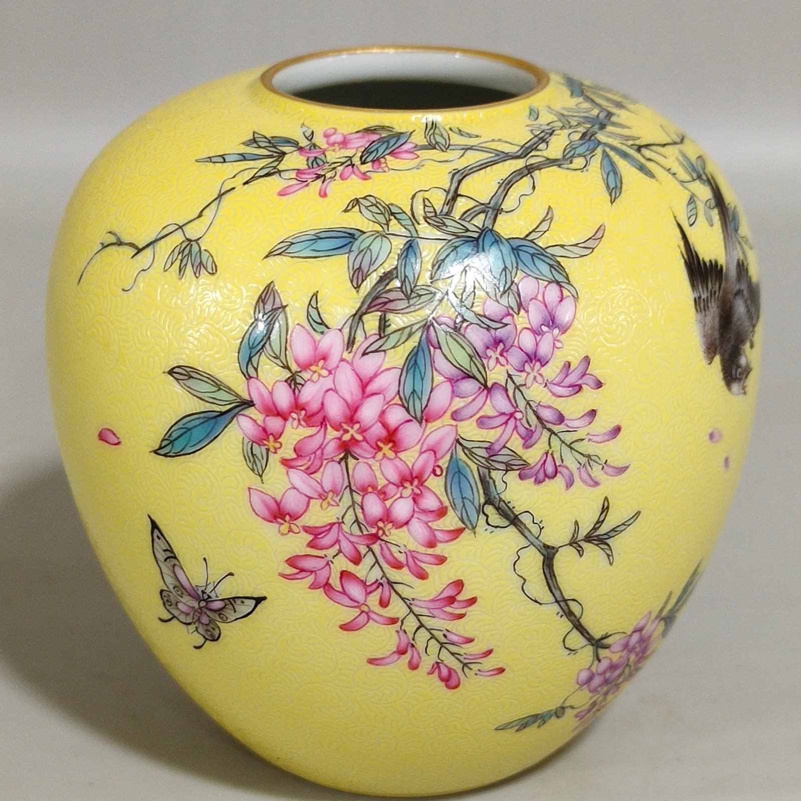 Qing Dynasty Yongzheng A yellow glazed flower and bird bowl
