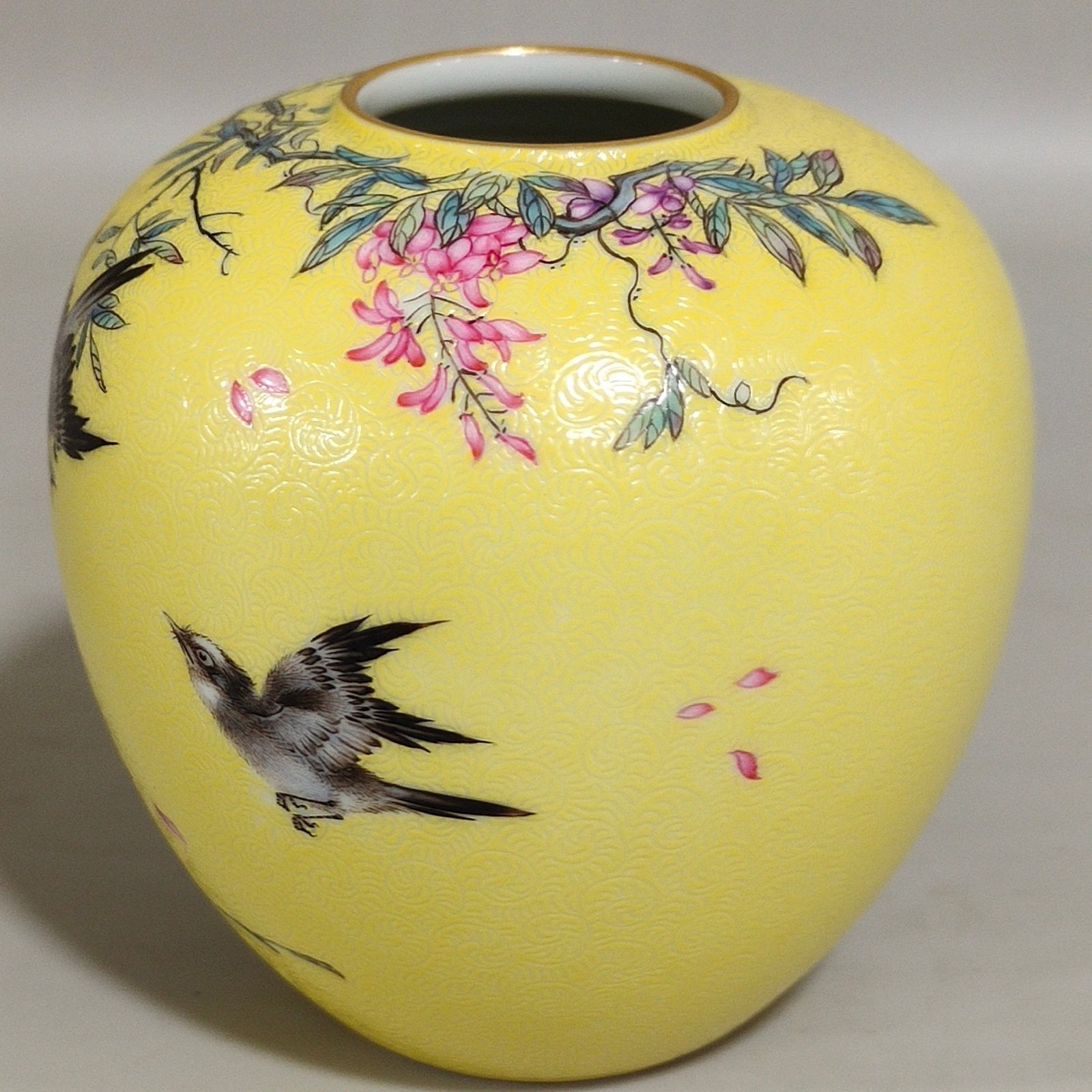 Qing Dynasty Yongzheng A yellow glazed flower and bird bowl