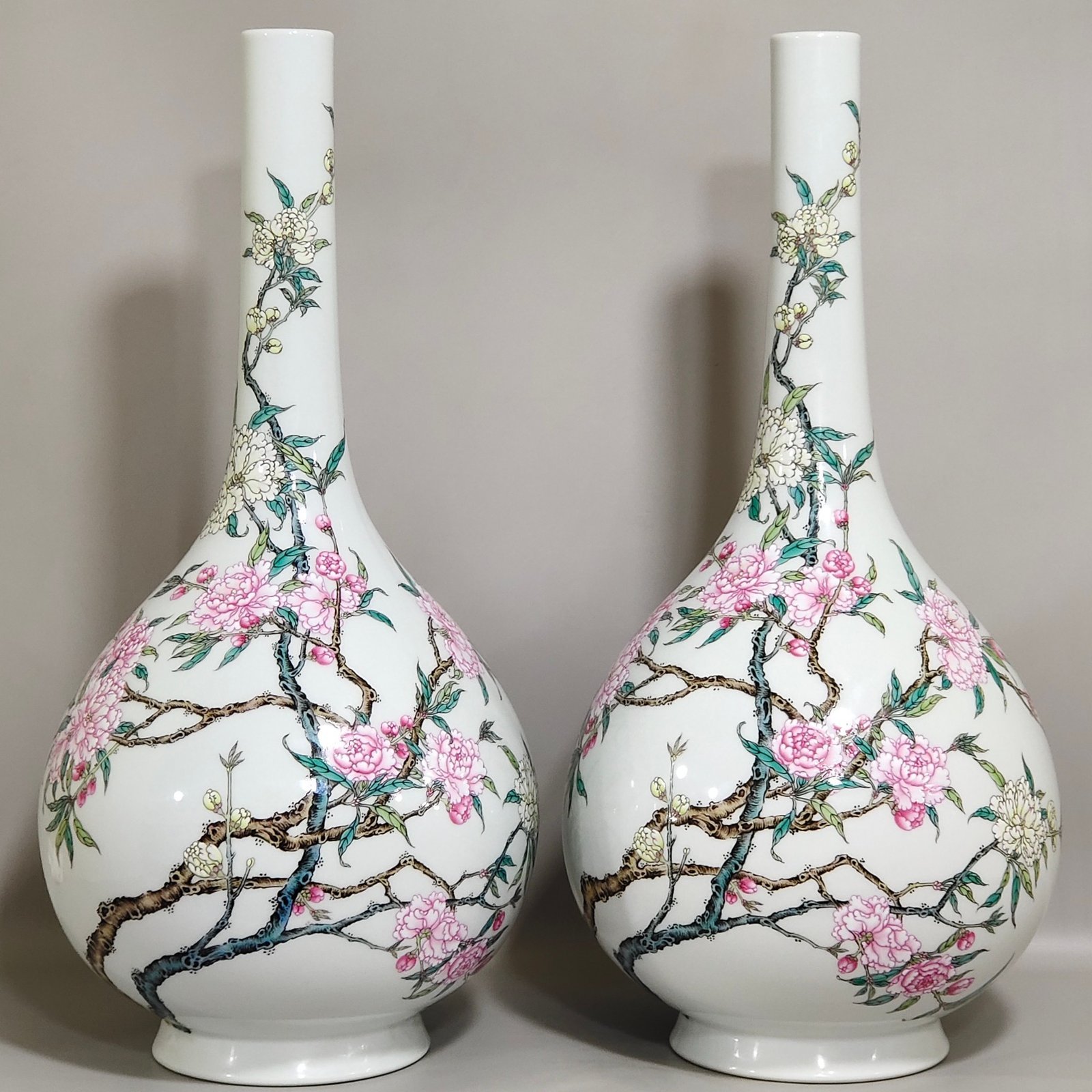 Qing Dynasty Yongzheng A long necked peach blossom vase