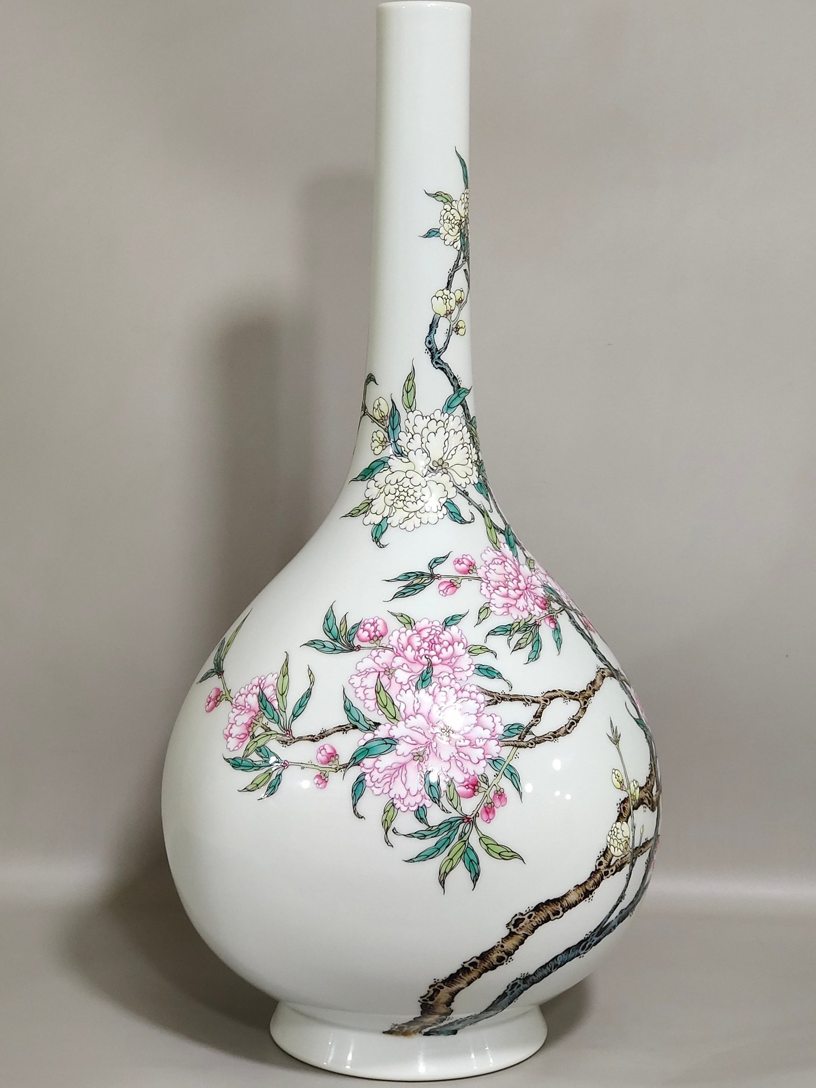 Qing Dynasty Yongzheng A long necked peach blossom vase