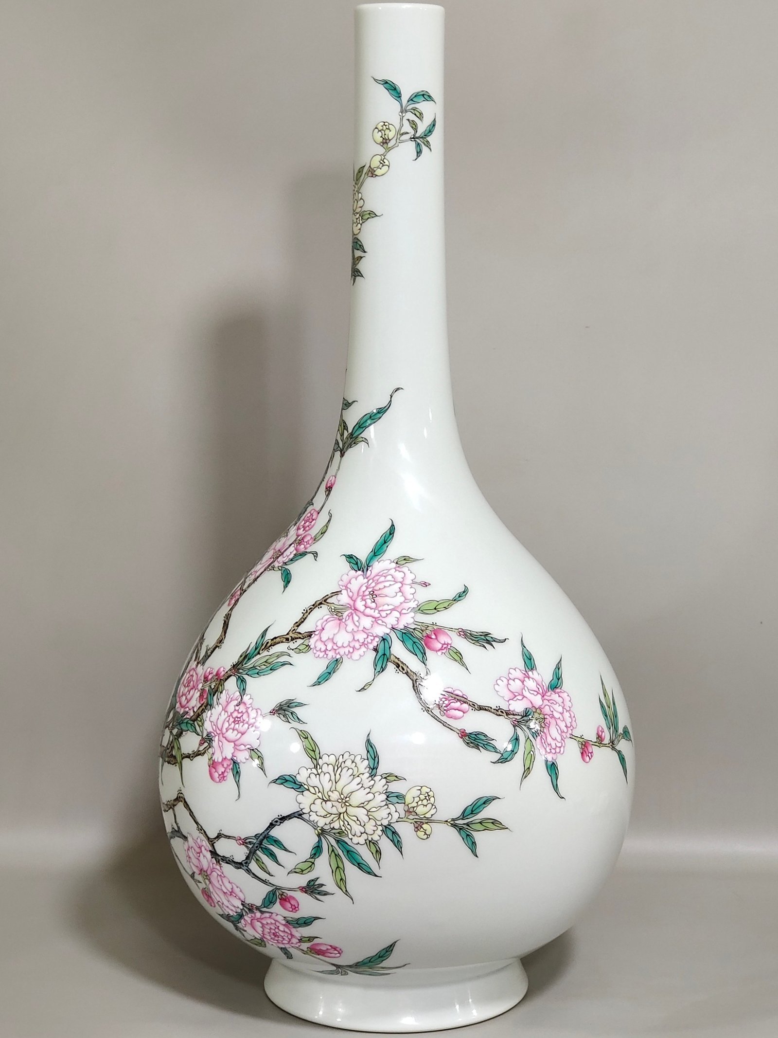 Qing Dynasty Yongzheng A long necked peach blossom vase