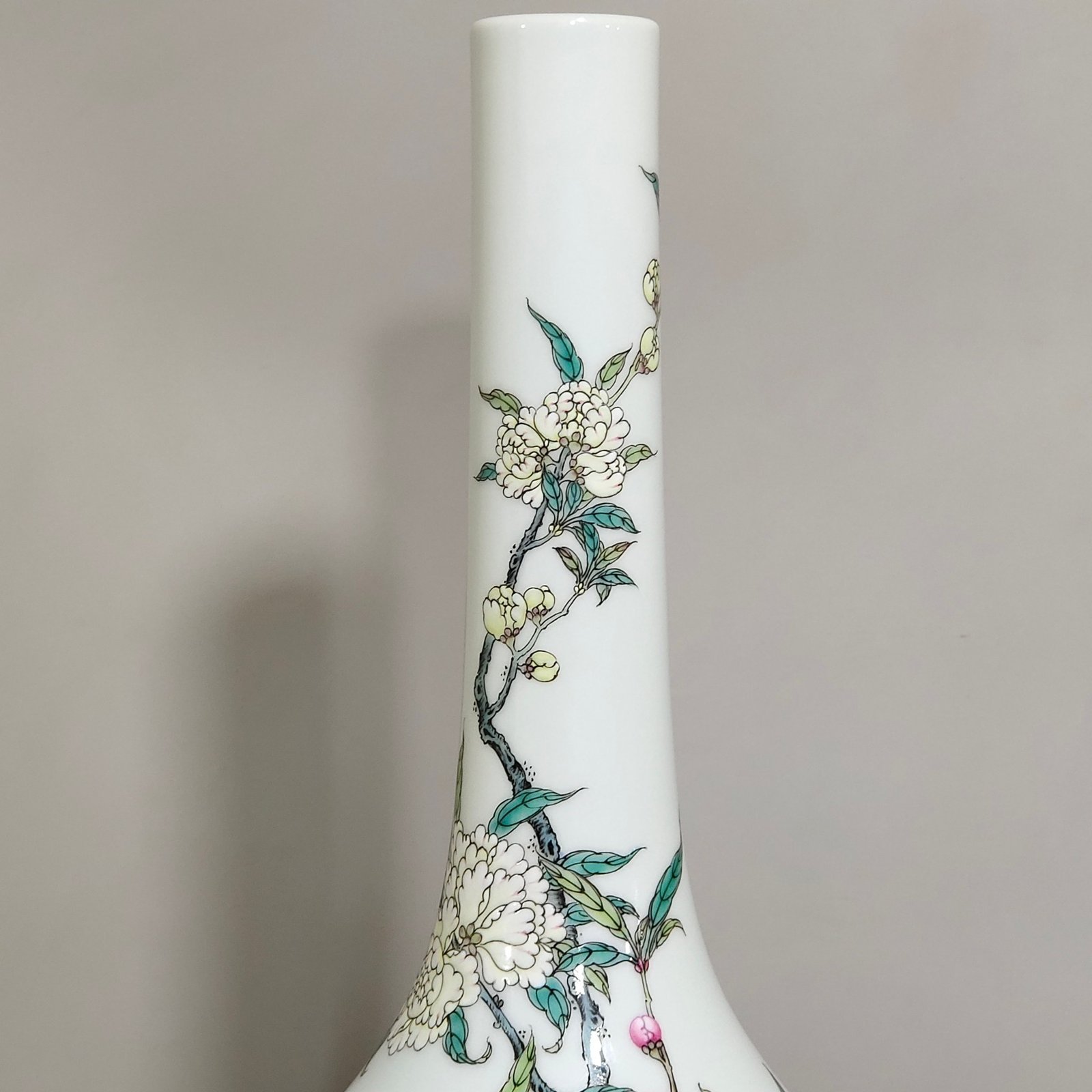 Qing Dynasty Yongzheng A long necked peach blossom vase