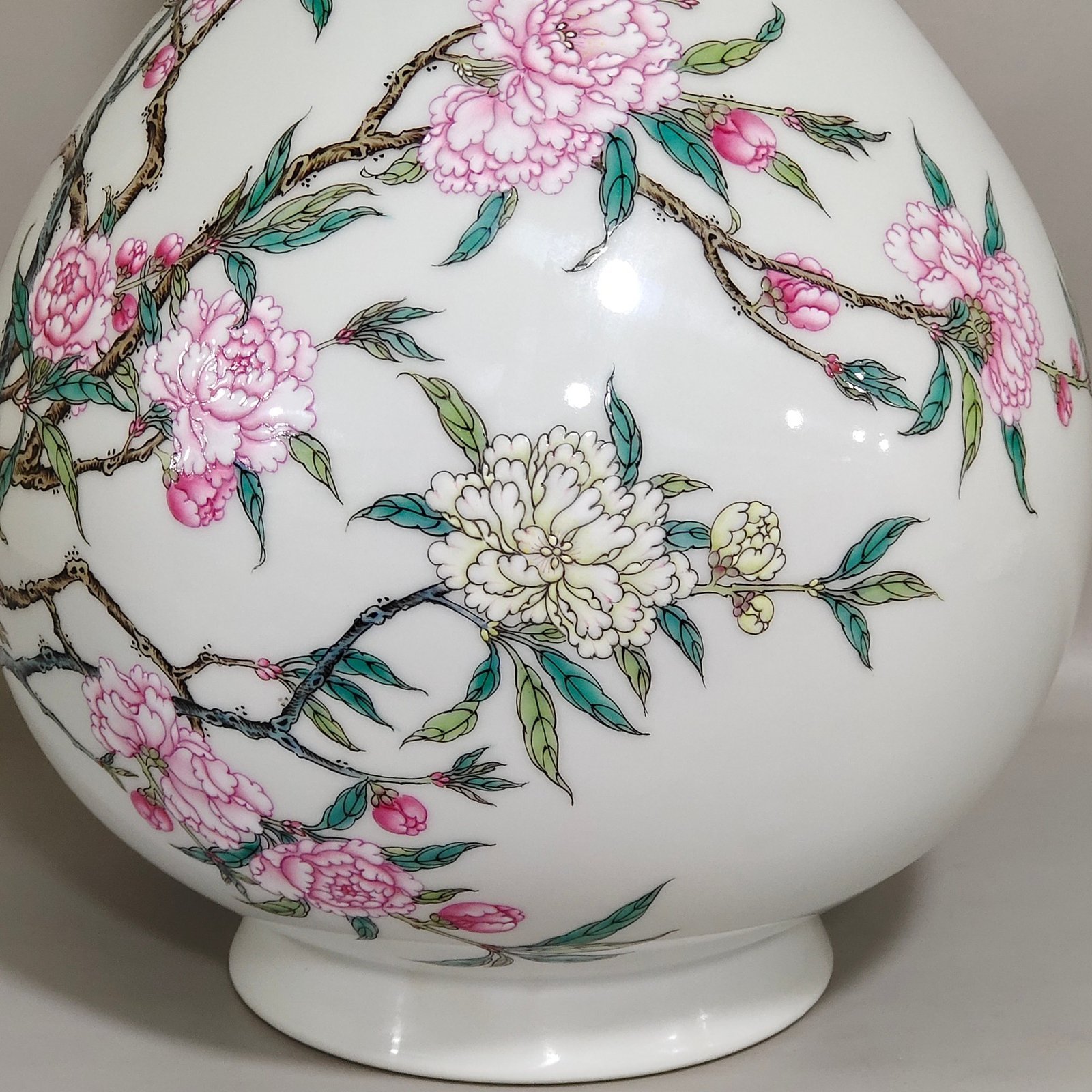 Qing Dynasty Yongzheng A long necked peach blossom vase