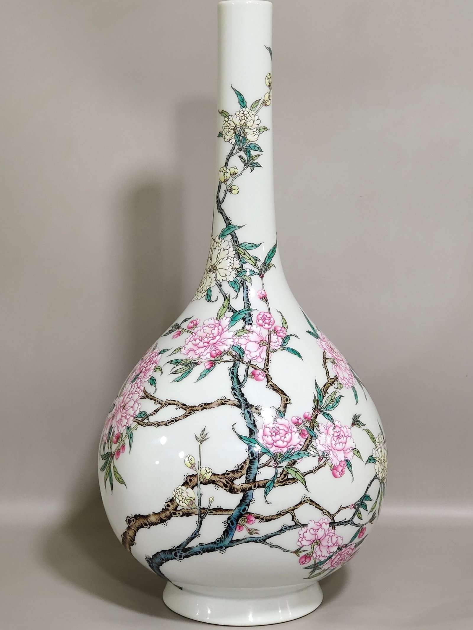 Qing Dynasty Yongzheng A long necked peach blossom vase