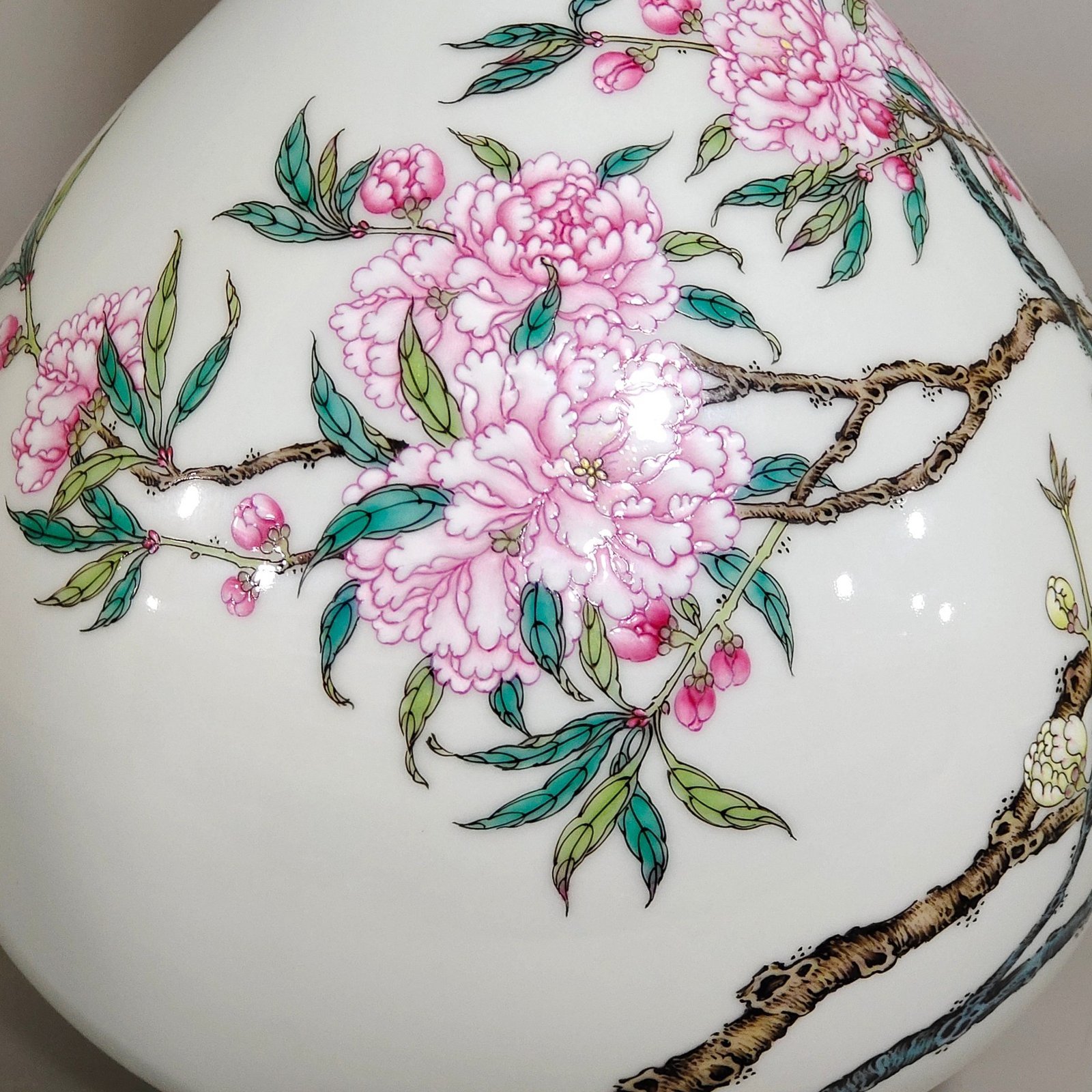 Qing Dynasty Yongzheng A long necked peach blossom vase