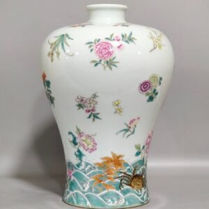 Qing Dynasty Yongzheng A plum vase with broken branches and flowers