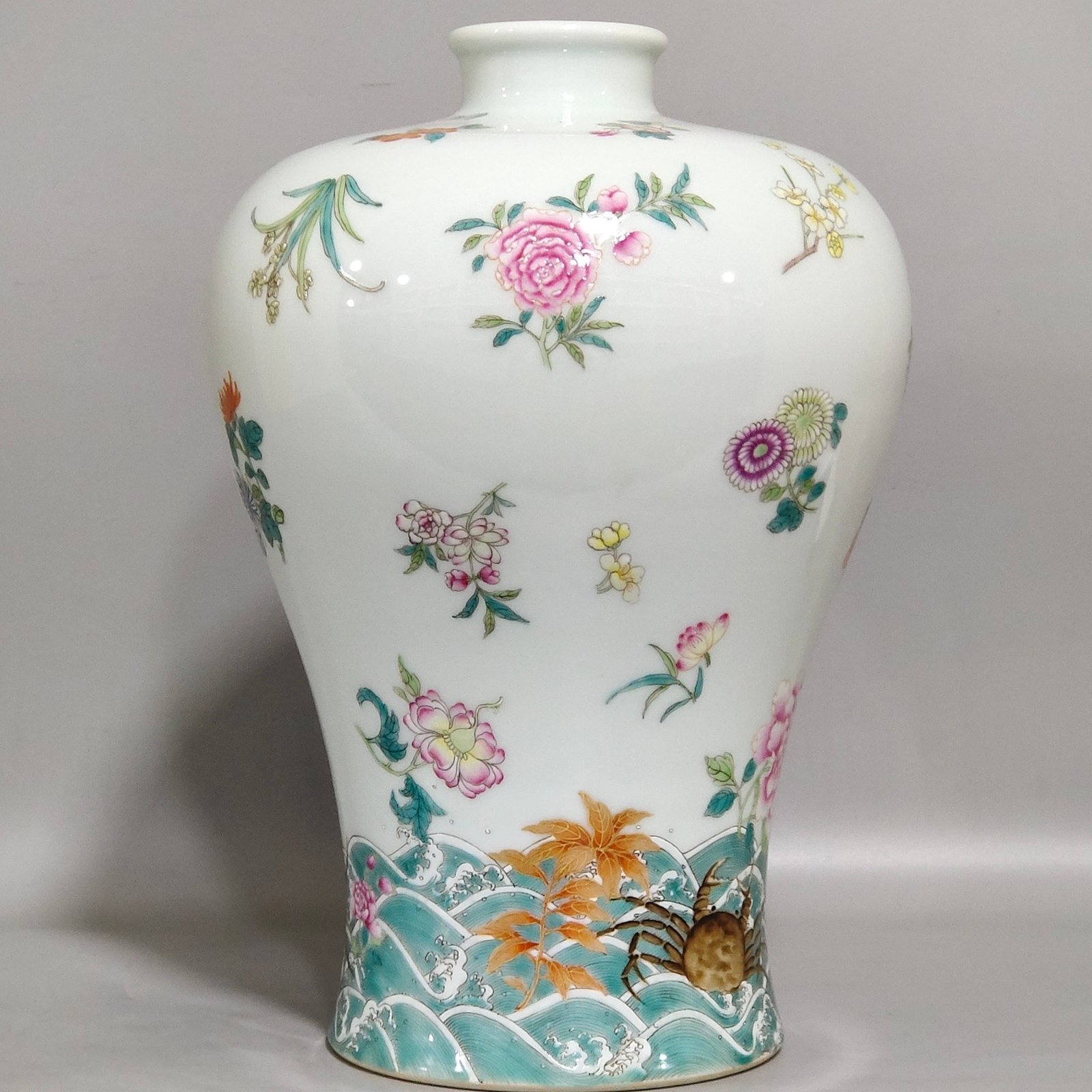 Qing Dynasty Yongzheng A plum vase with broken branches and flowers