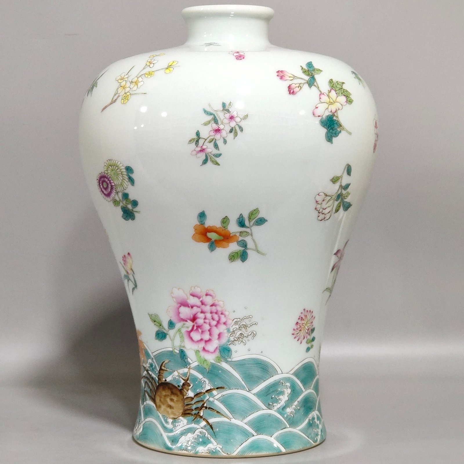 Qing Dynasty Yongzheng A plum vase with broken branches and flowers