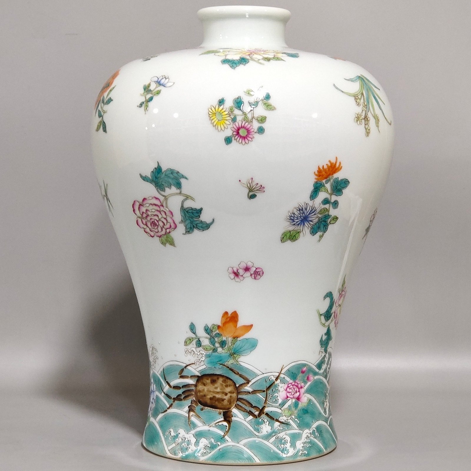 Qing Dynasty Yongzheng A plum vase with broken branches and flowers