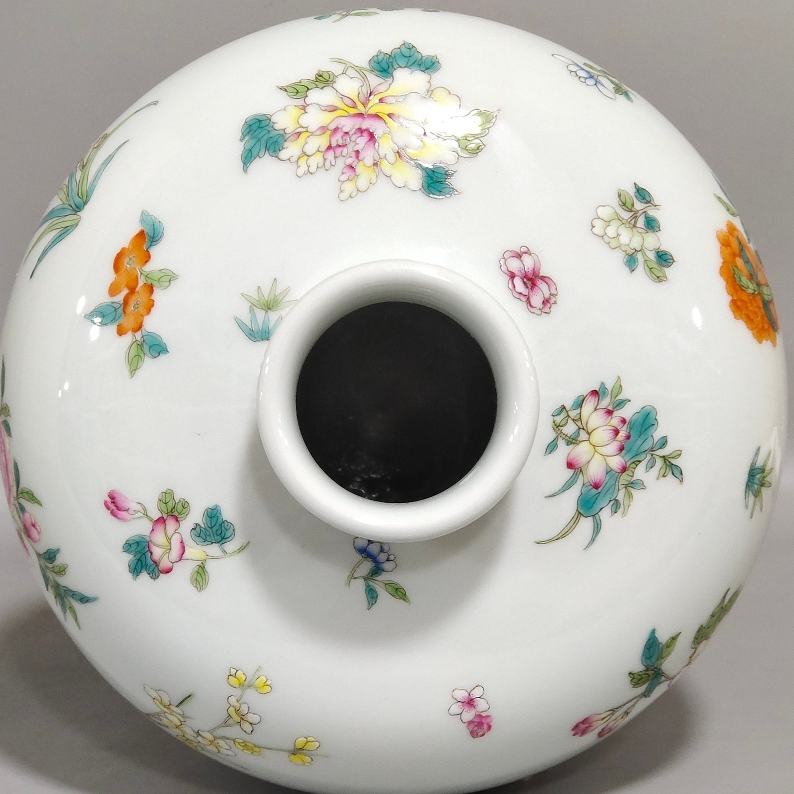 Qing Dynasty Yongzheng A plum vase with broken branches and flowers