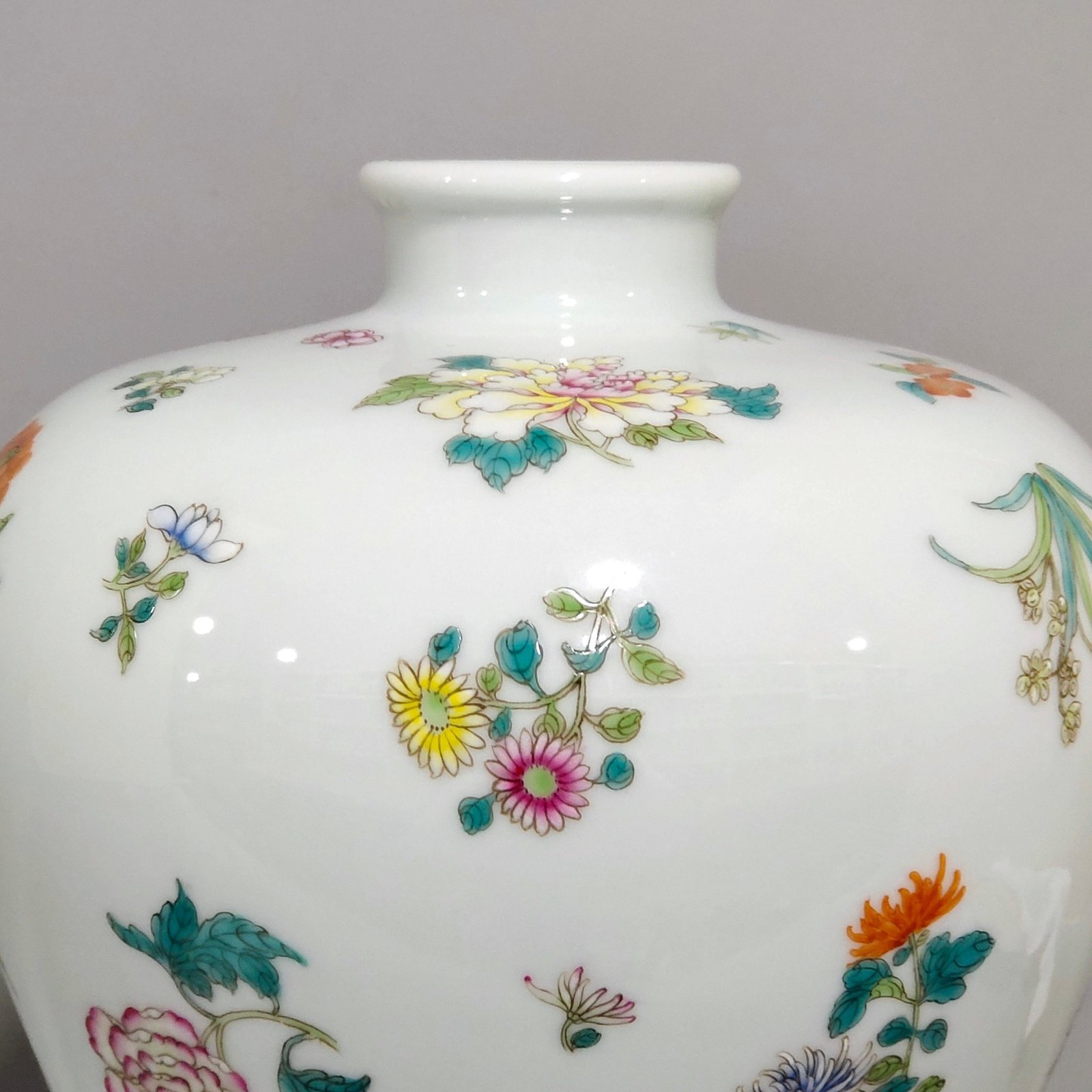 Qing Dynasty Yongzheng A plum vase with broken branches and flowers