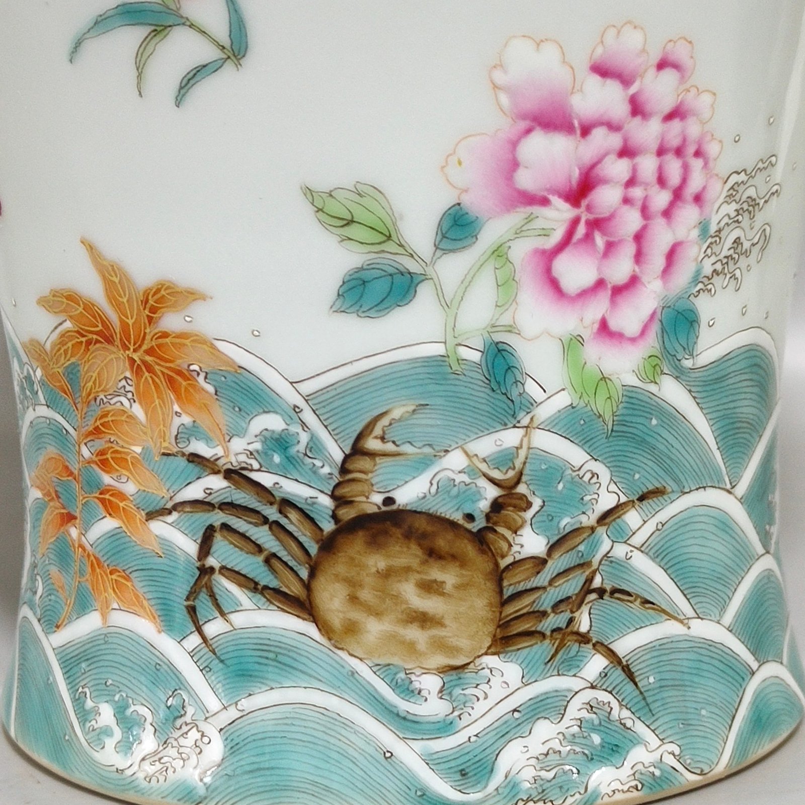Qing Dynasty Yongzheng A plum vase with broken branches and flowers