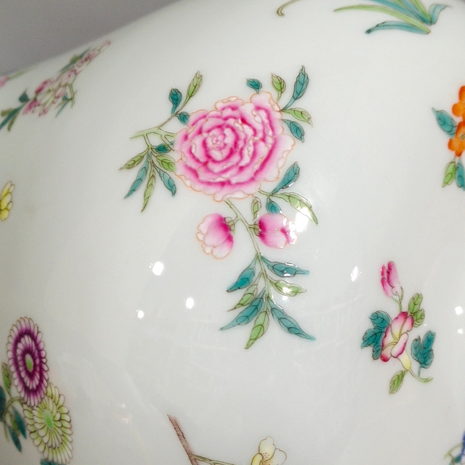 Qing Dynasty Yongzheng A plum vase with broken branches and flowers