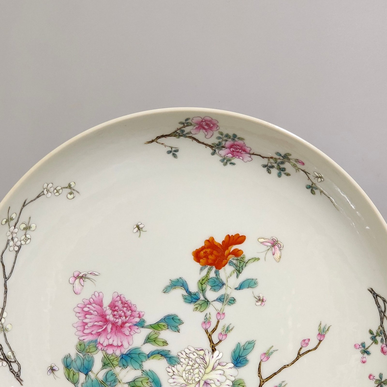 Qing Dynasty Yongzheng broken branch flower butterfly dish