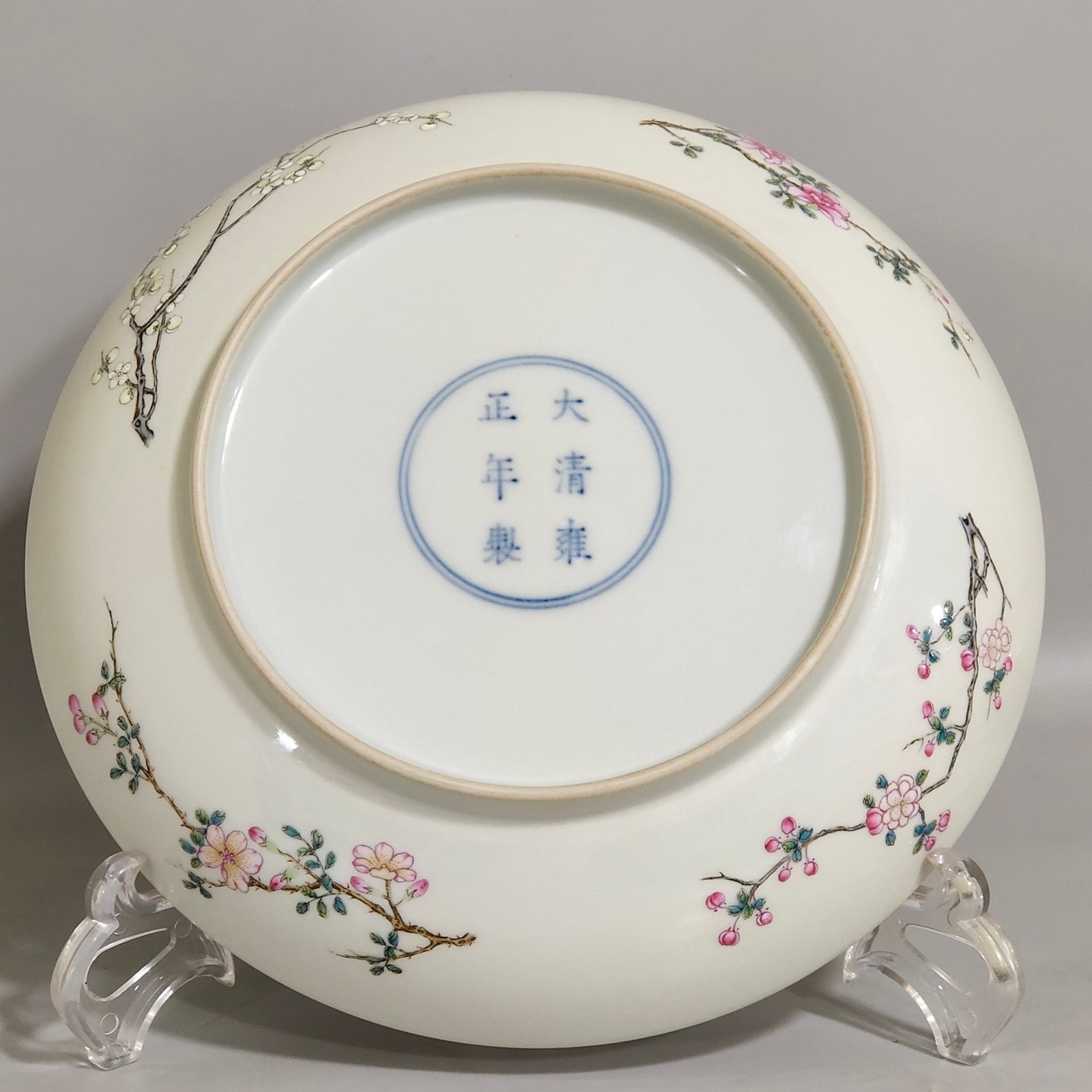Qing Dynasty Yongzheng broken branch flower butterfly dish