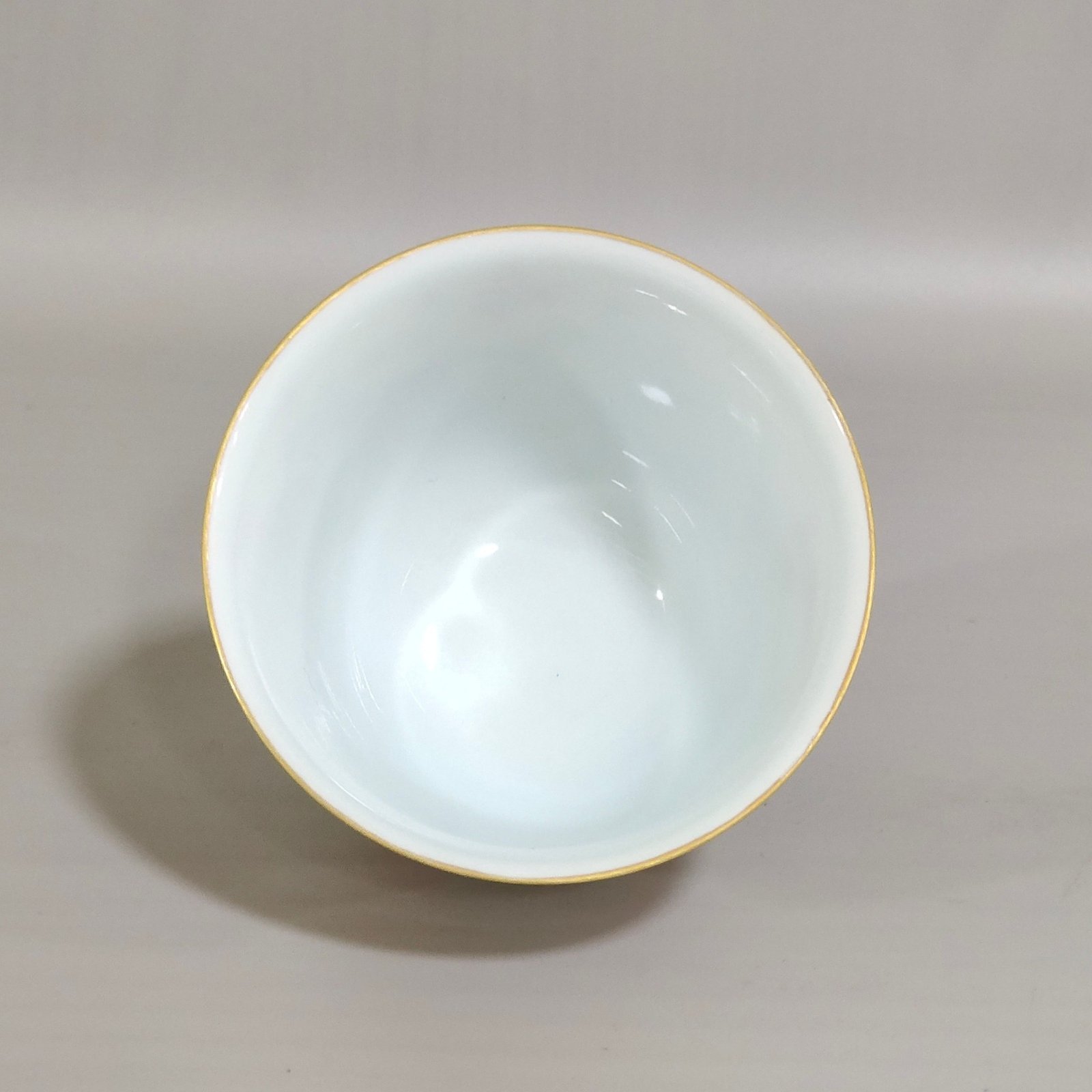 Qing Dynasty Yongzheng gold painted plum blossom cup with curly grass pattern