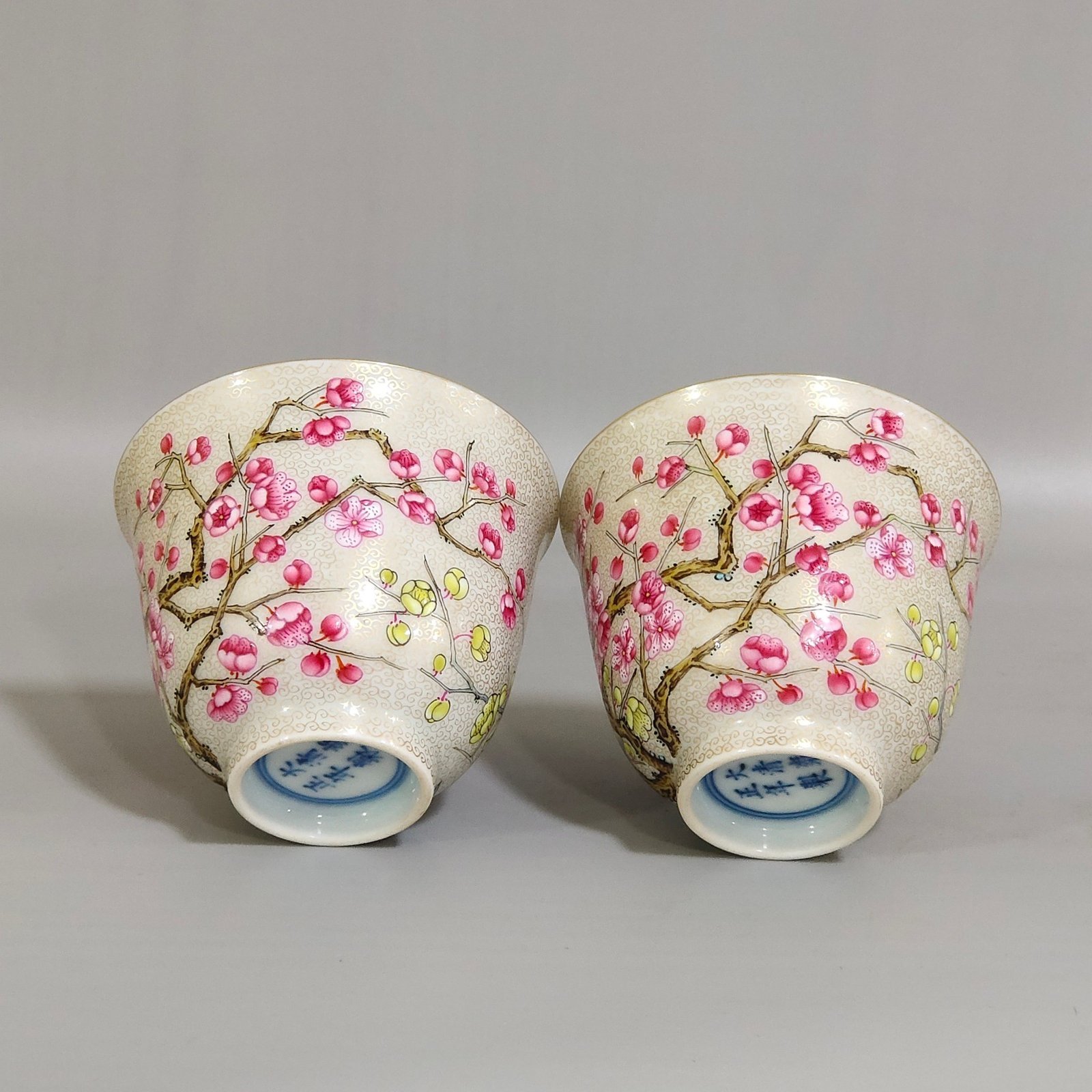 Qing Dynasty Yongzheng gold painted plum blossom cup with curly grass pattern