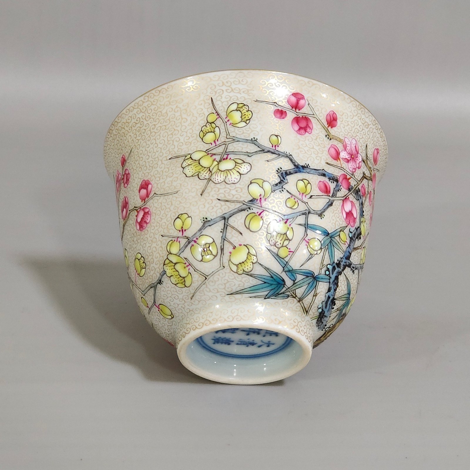 Qing Dynasty Yongzheng gold painted plum blossom cup with curly grass pattern