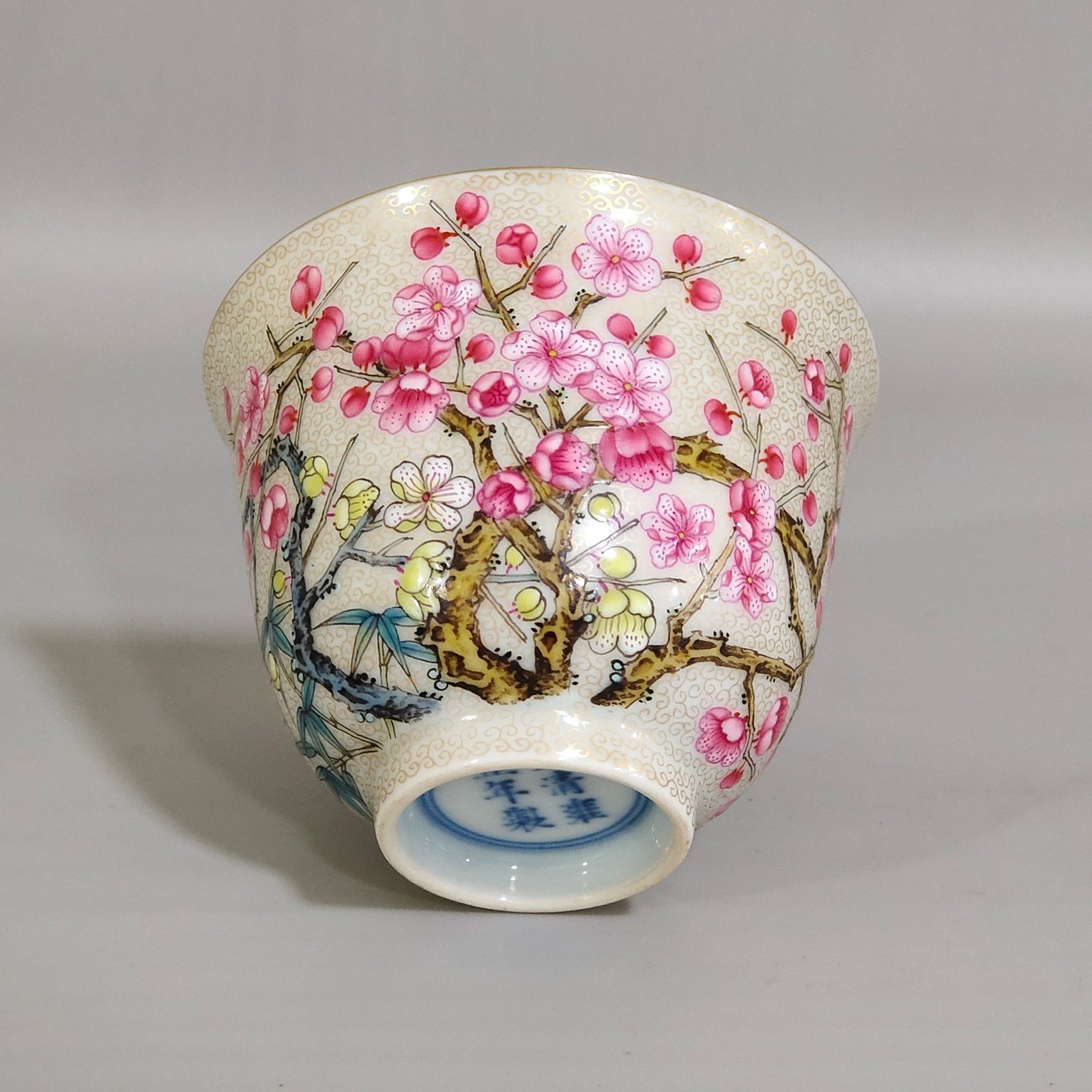 Qing Dynasty Yongzheng gold painted plum blossom cup with curly grass pattern