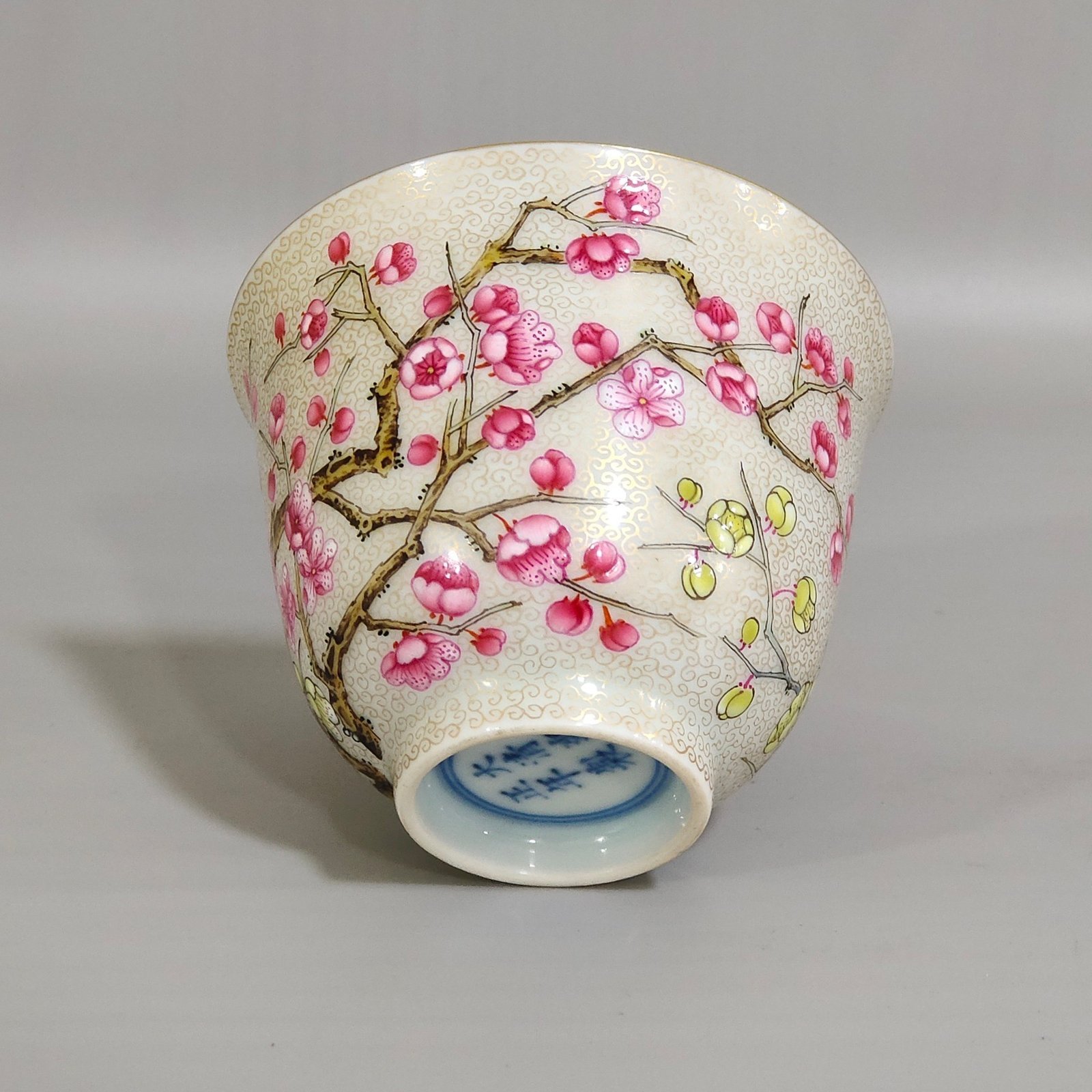 Qing Dynasty Yongzheng gold painted plum blossom cup with curly grass pattern