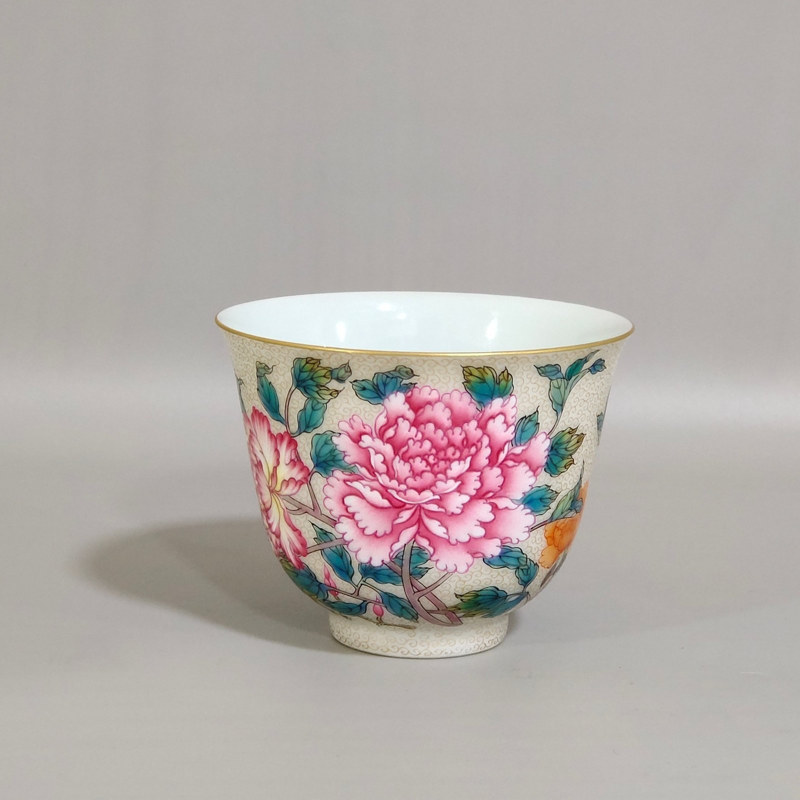 Qing Dynasty Yongzheng gold painted peony cup with curly grass pattern