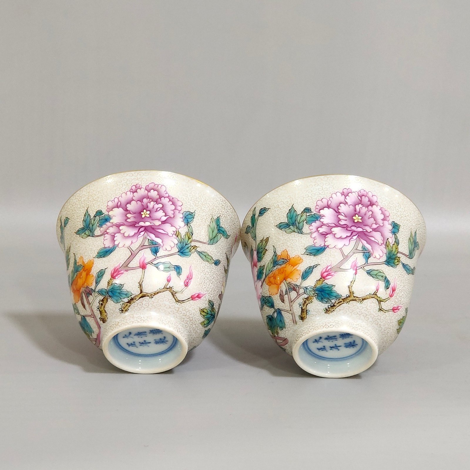 Qing Dynasty Yongzheng gold painted peony cup with curly grass pattern