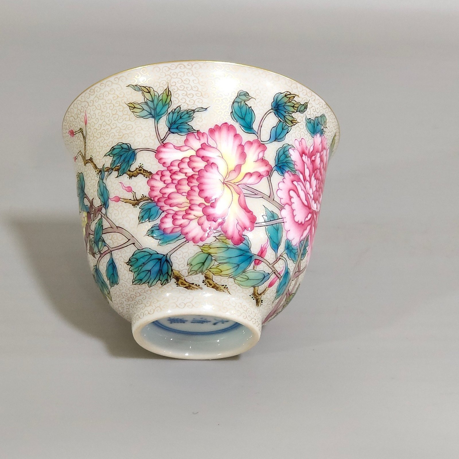 Qing Dynasty Yongzheng gold painted peony cup with curly grass pattern