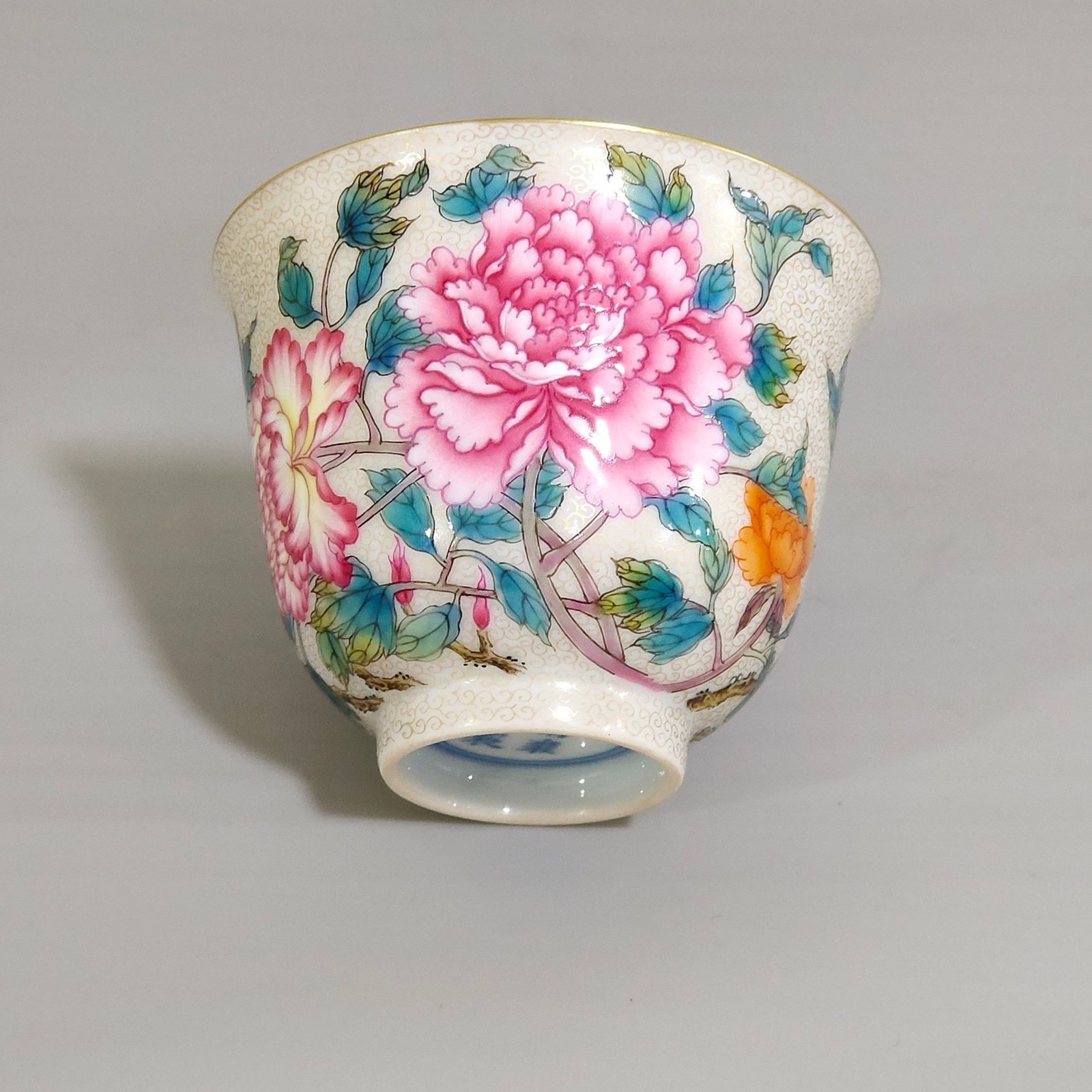 Qing Dynasty Yongzheng gold painted peony cup with curly grass pattern