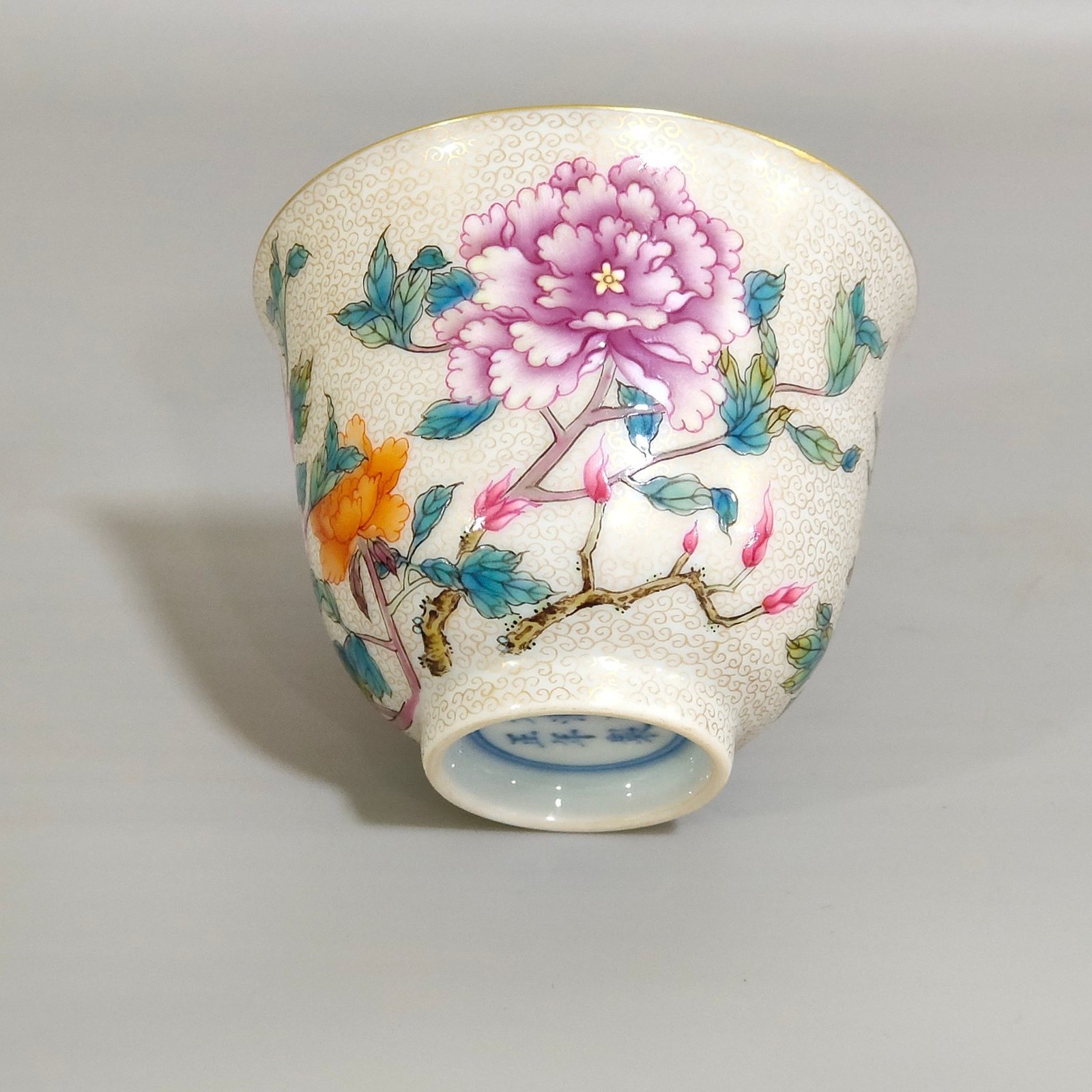Qing Dynasty Yongzheng gold painted peony cup with curly grass pattern