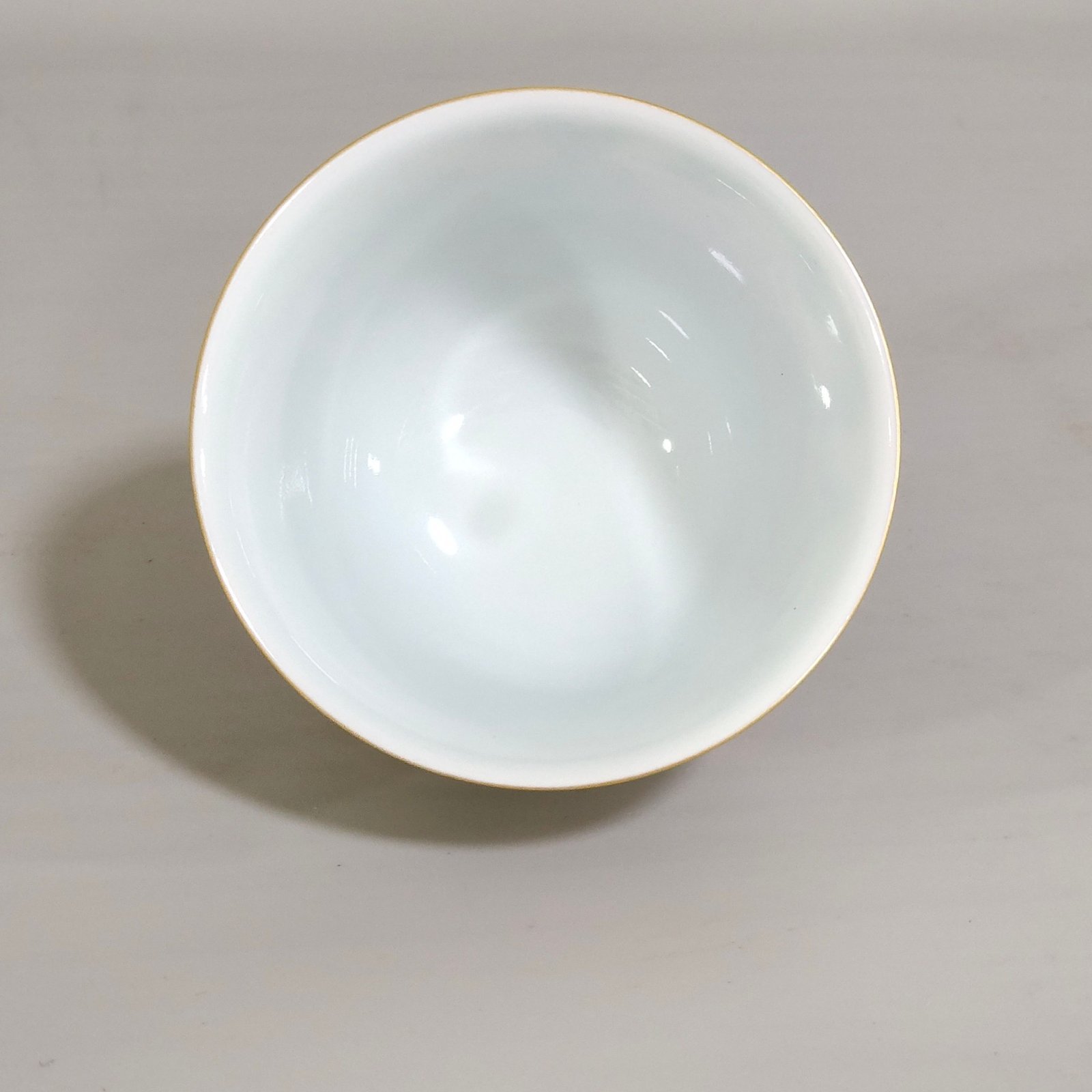 Qing Dynasty Yongzheng gold painted peony cup with curly grass pattern