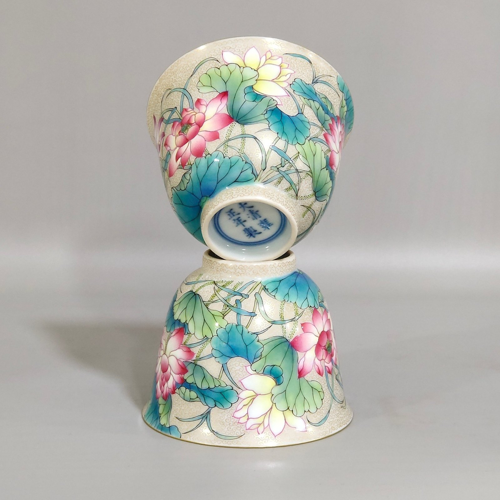Qing Dynasty Yongzheng gold painted lotus cup with curly grass pattern