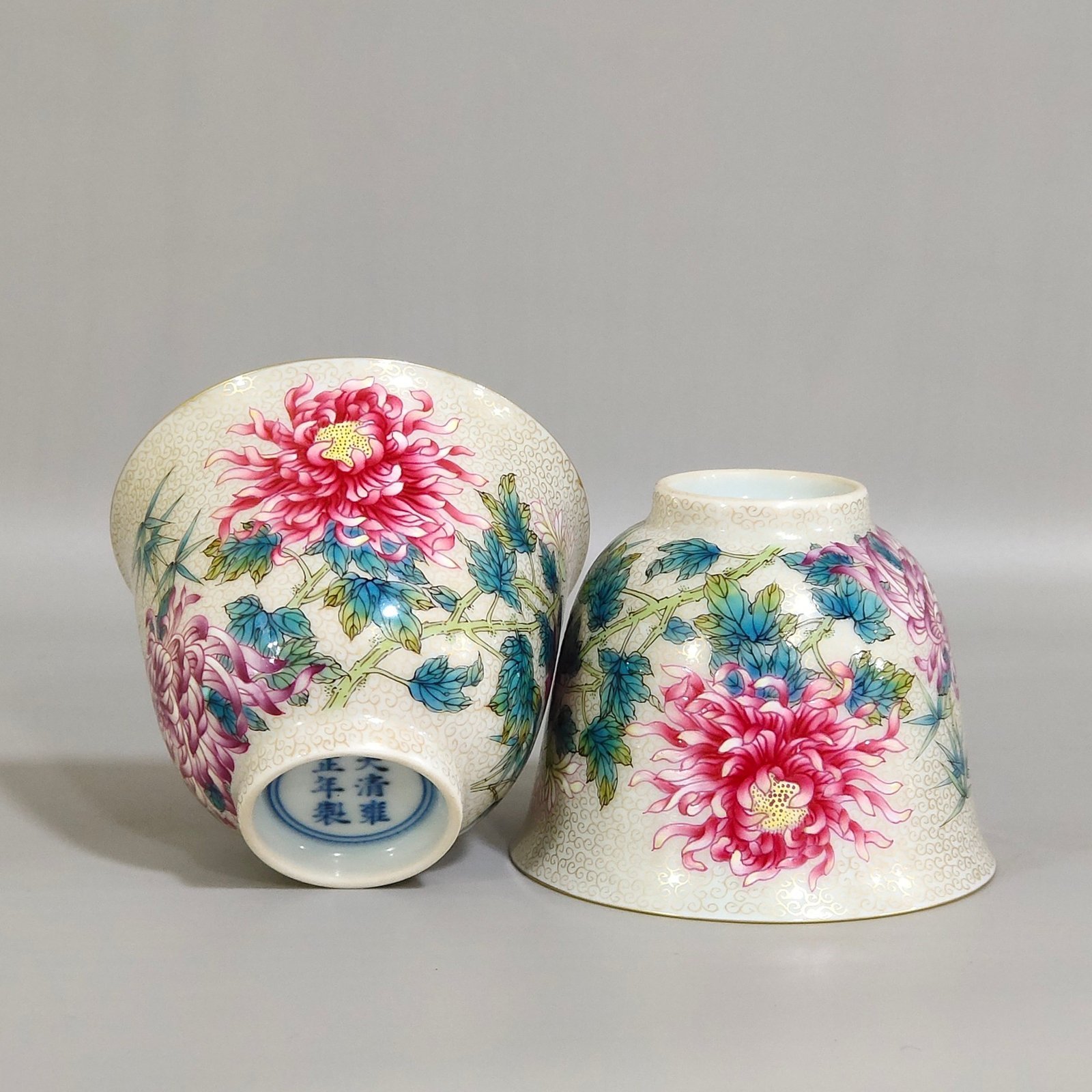 Qing Dynasty Yongzheng gold painted chrysanthemum cup with curly grass pattern