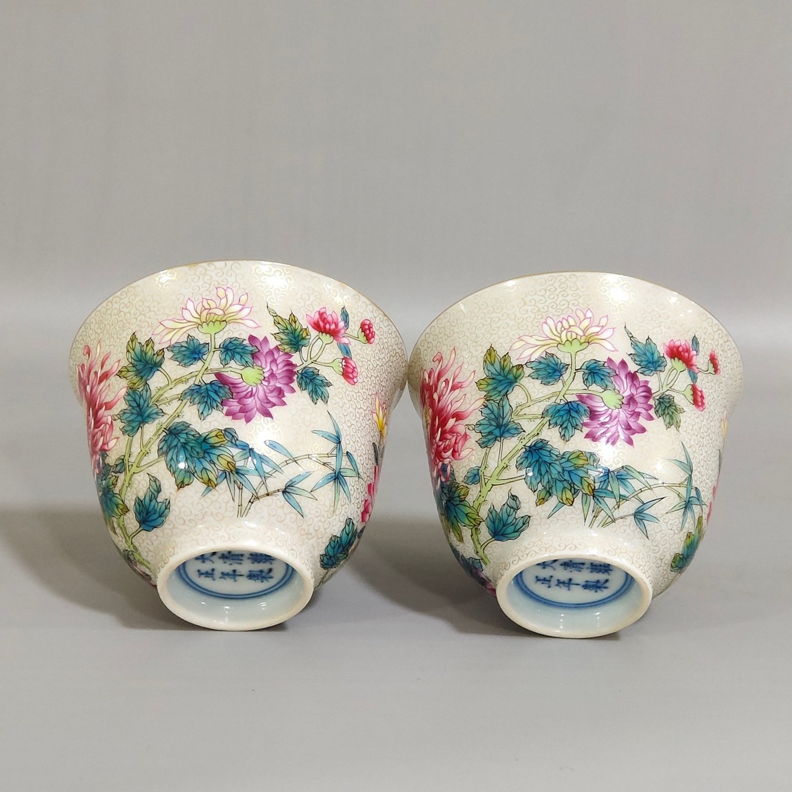 Qing Dynasty Yongzheng gold painted chrysanthemum cup with curly grass pattern