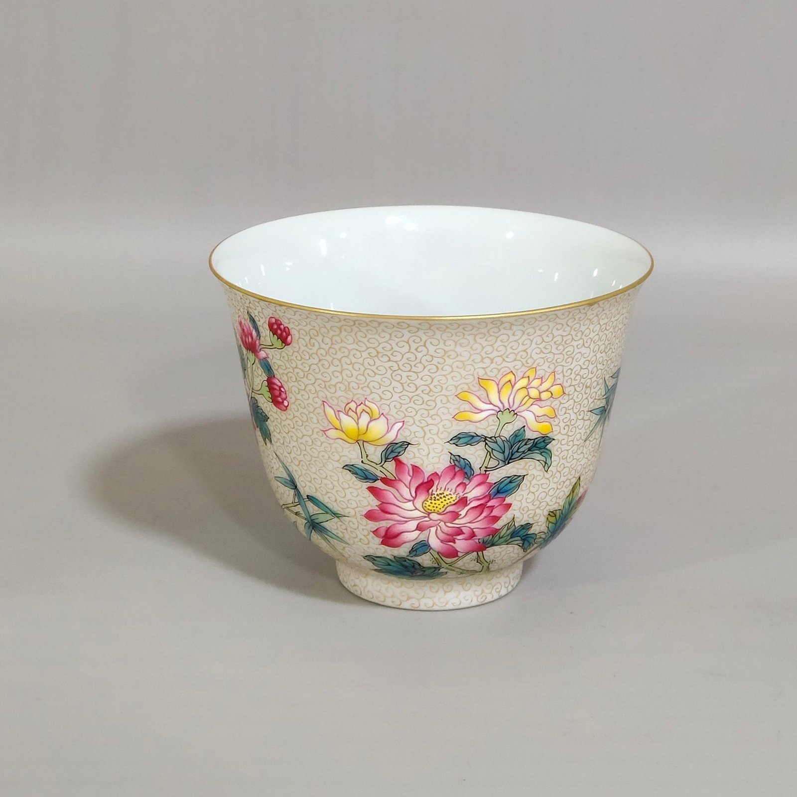 Qing Dynasty Yongzheng gold painted chrysanthemum cup with curly grass pattern