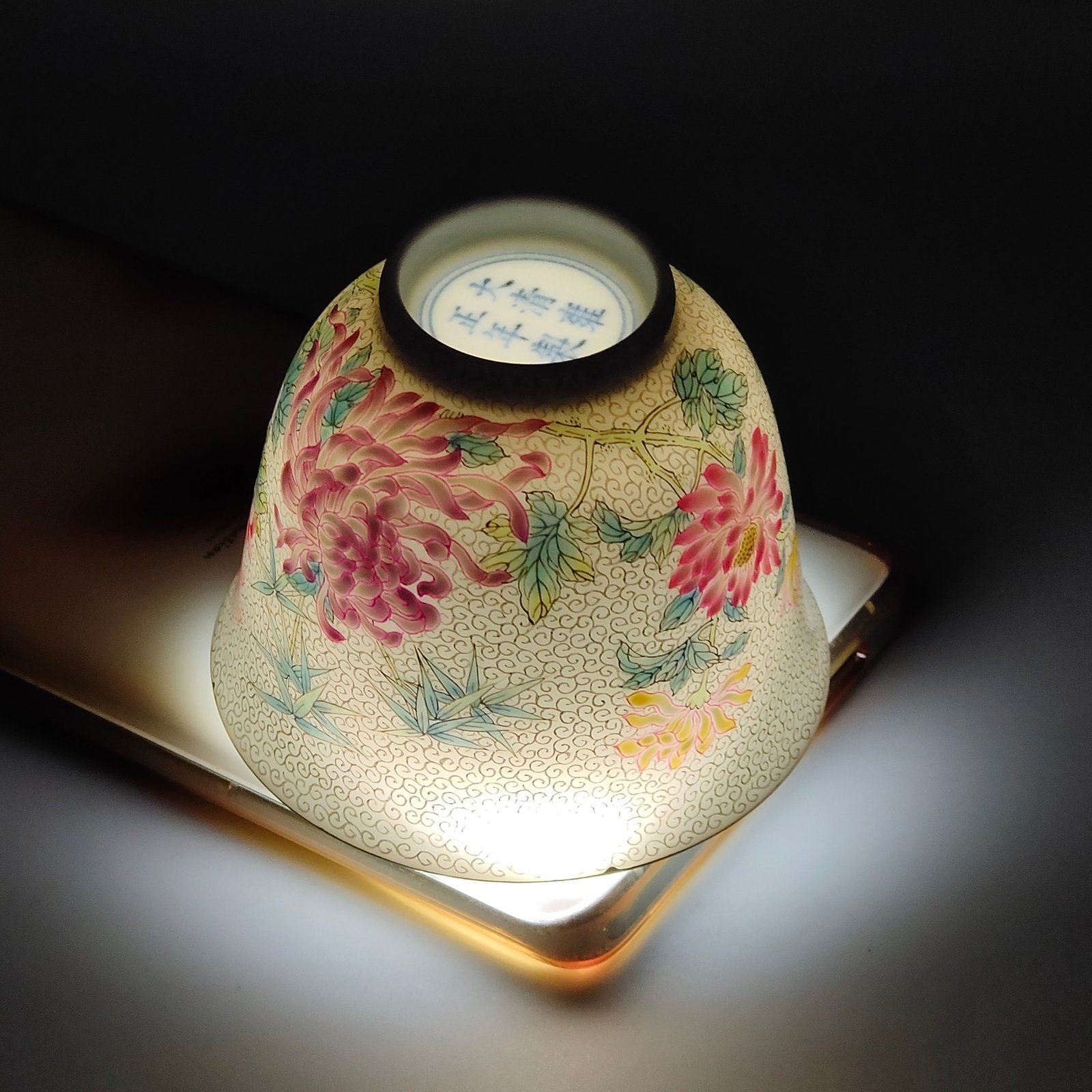 Qing Dynasty Yongzheng gold painted chrysanthemum cup with curly grass pattern