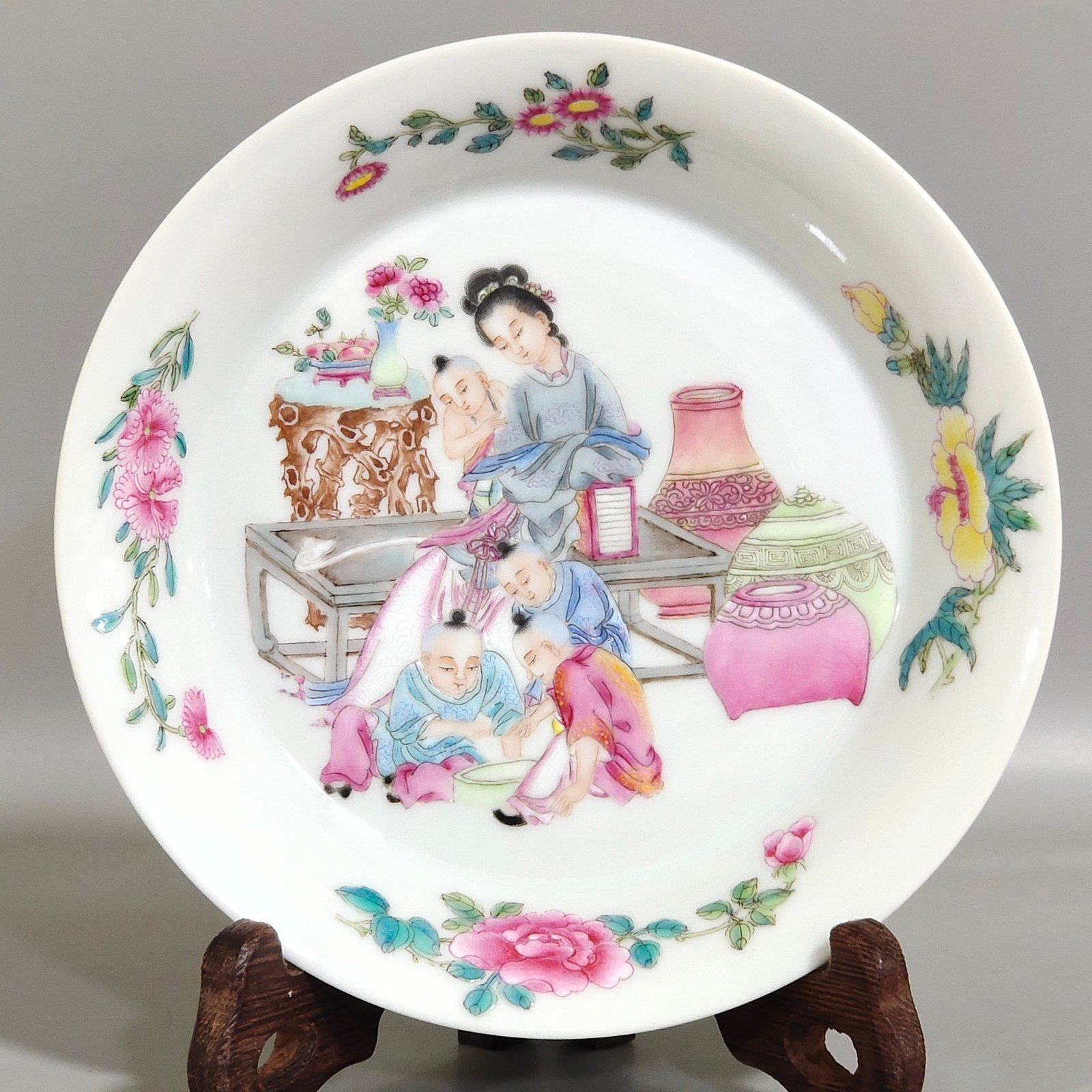 Qing Dynasty Yongzheng Famille Rose Porcelain Plate