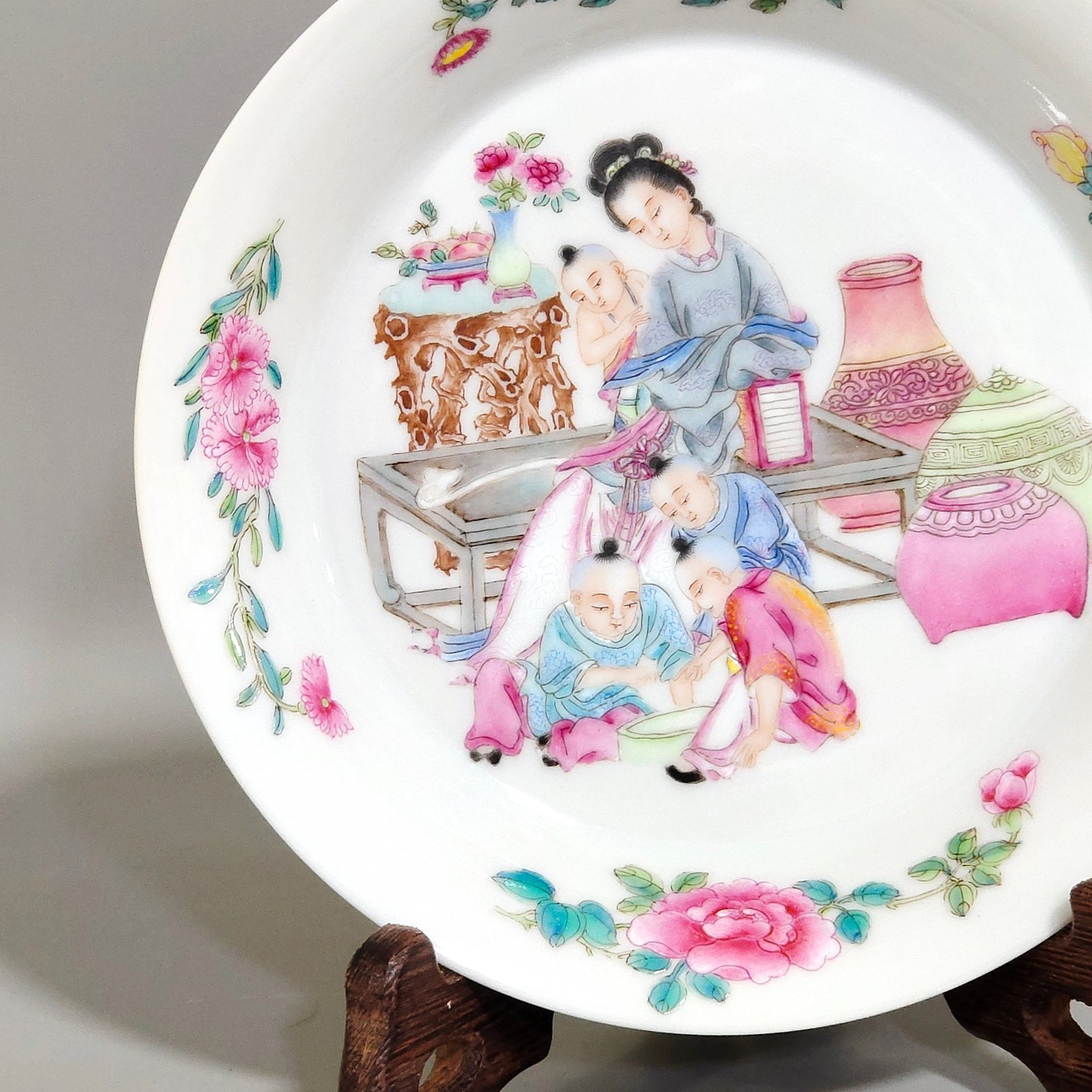 Qing Dynasty Yongzheng Famille Rose Porcelain Plate