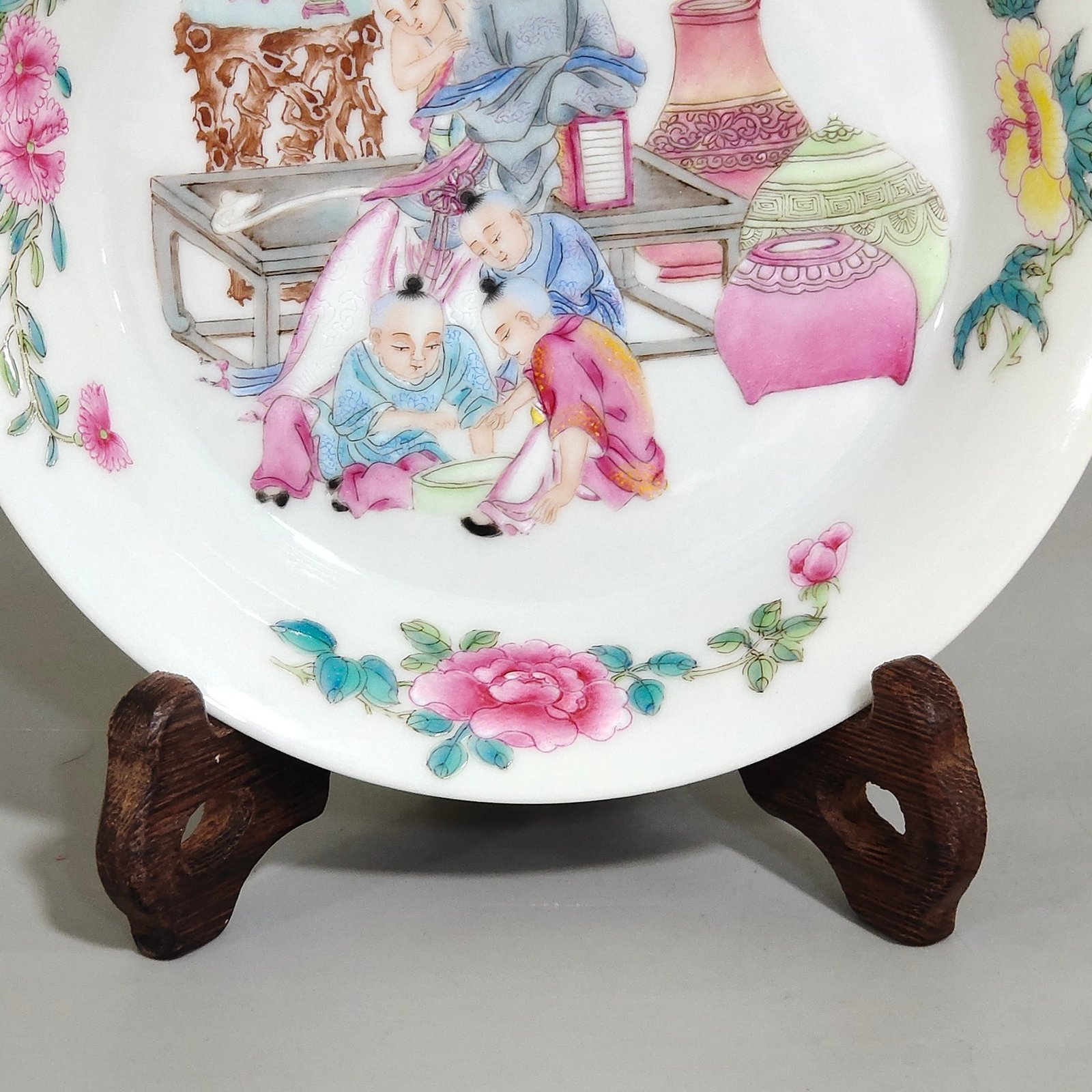 Qing Dynasty Yongzheng Famille Rose Porcelain Plate