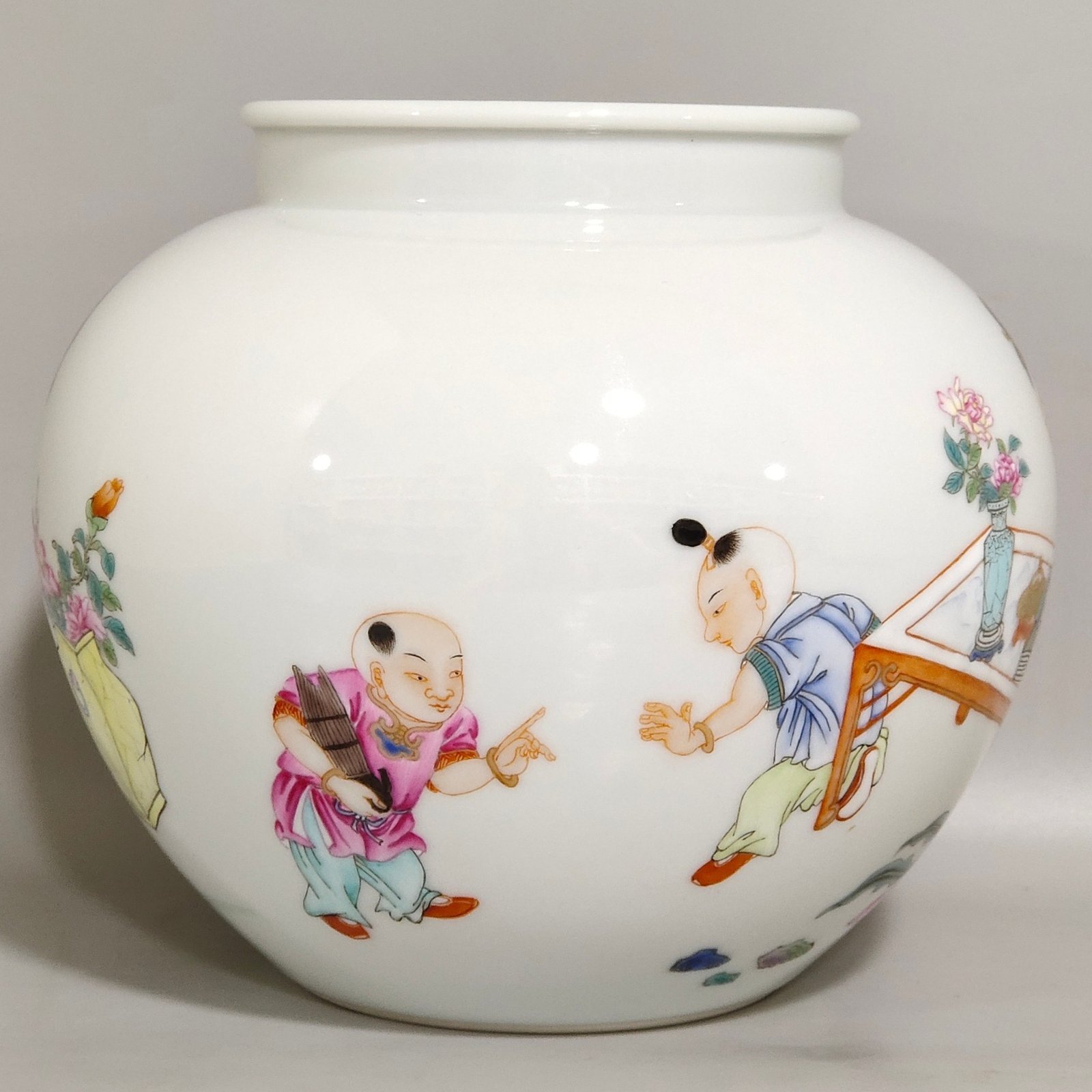 Qing Dynasty Yongzheng Famille Rose Porcelain Jar