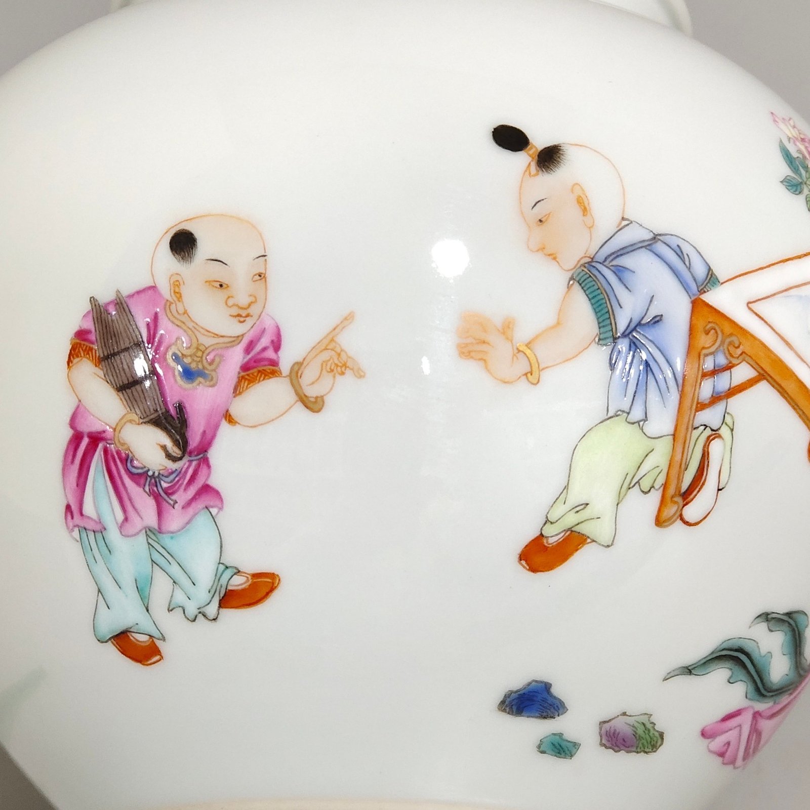 Qing Dynasty Yongzheng Famille Rose Porcelain Jar