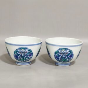 Qing Dynasty Yongzheng A pair of Yongzheng doucaituan patterned cups