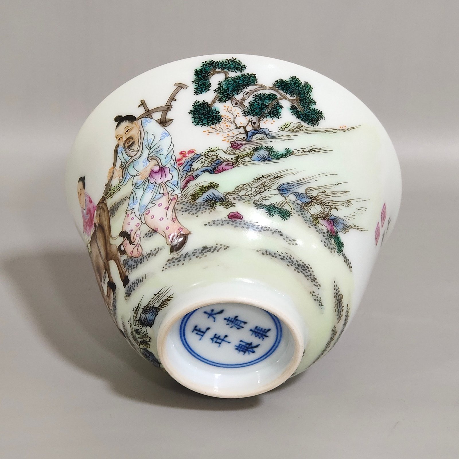 Qing Dynasty Yongzheng spring plowing picture inscribed poem cup