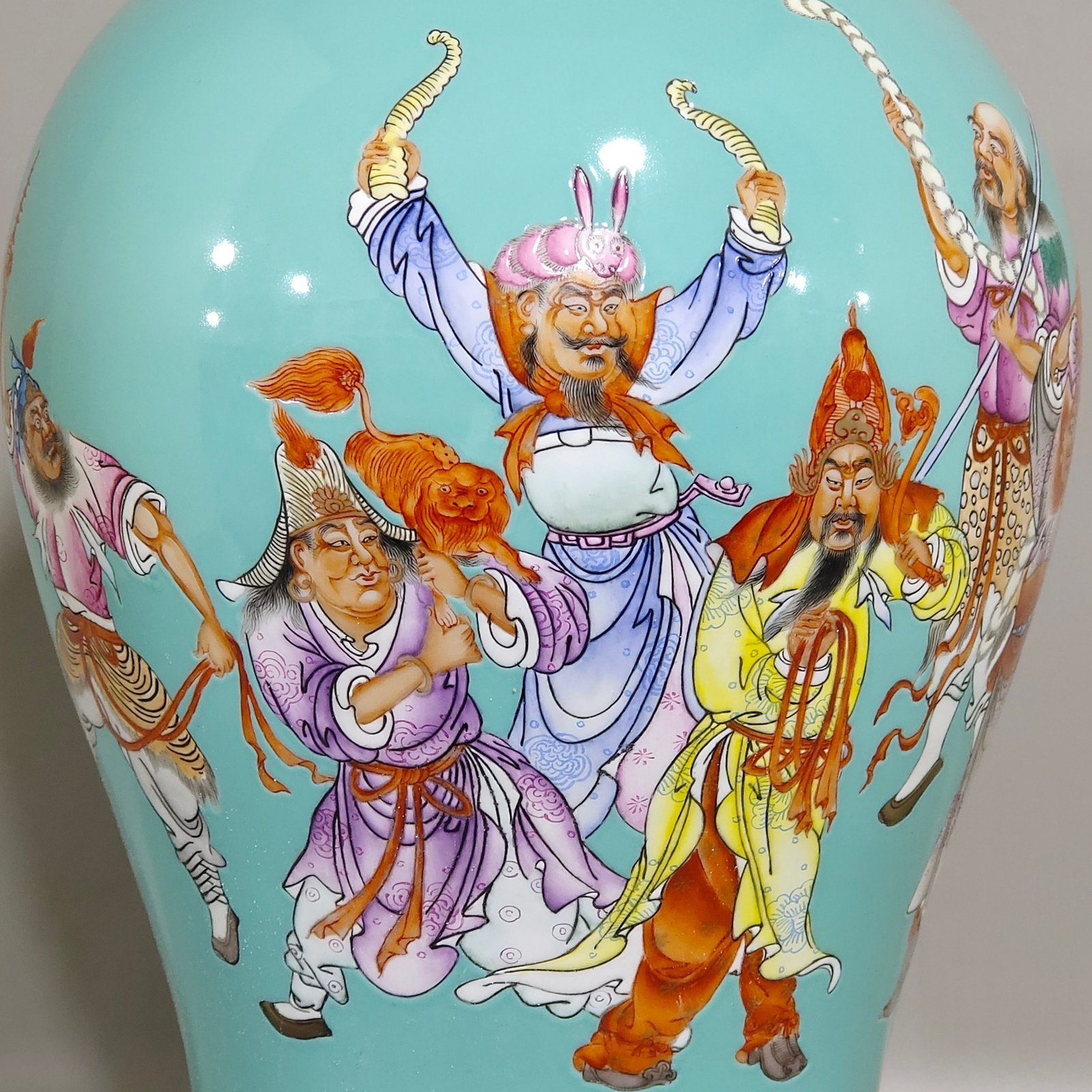 Qing Dynasty Yongzheng turquoise green figure eight barbarian tribute poem plum vase