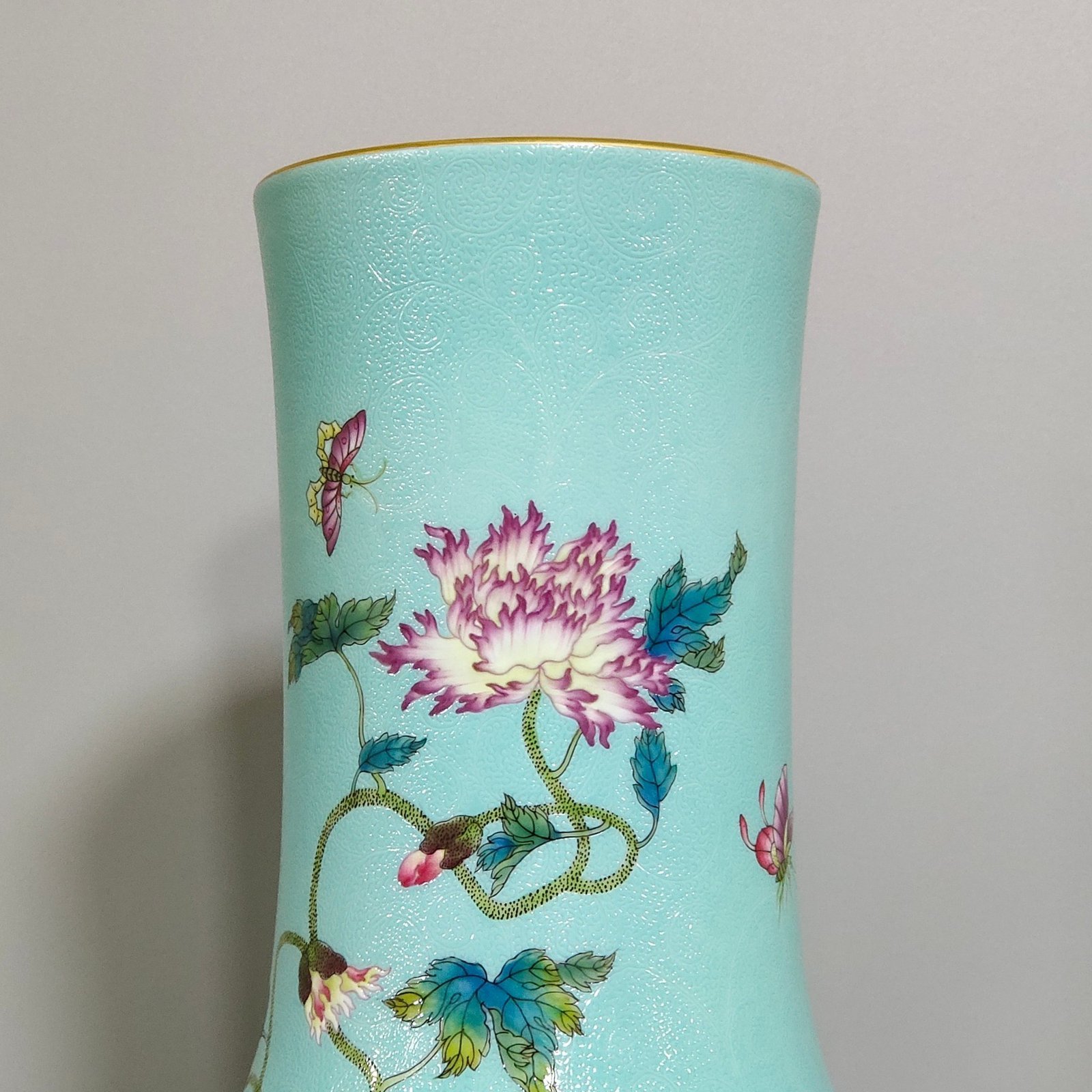 Qing Dynasty Yongzheng turquoise green zhao flower and bird celestial sphere vase