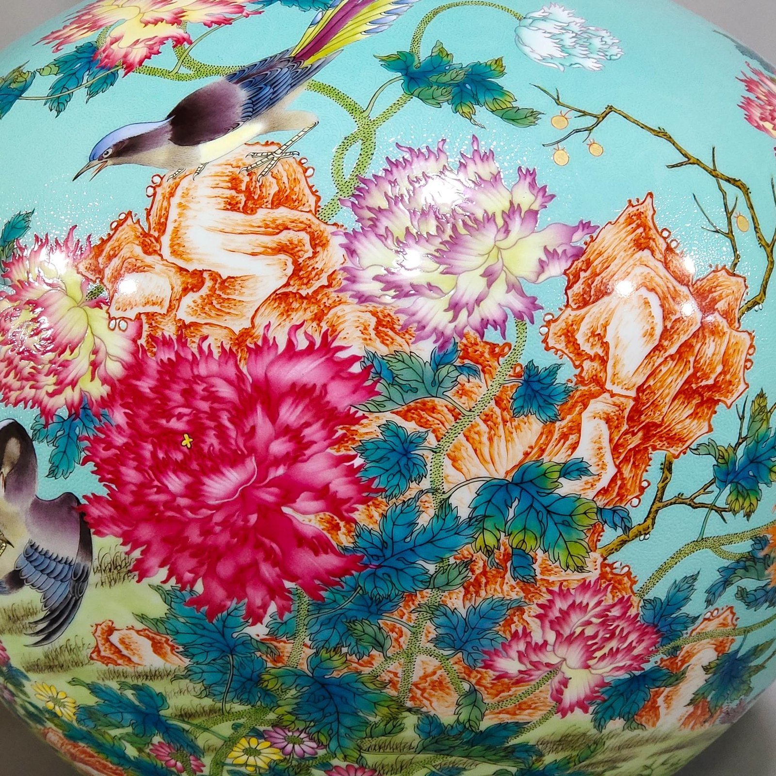 Qing Dynasty Yongzheng turquoise green zhao flower and bird celestial sphere vase
