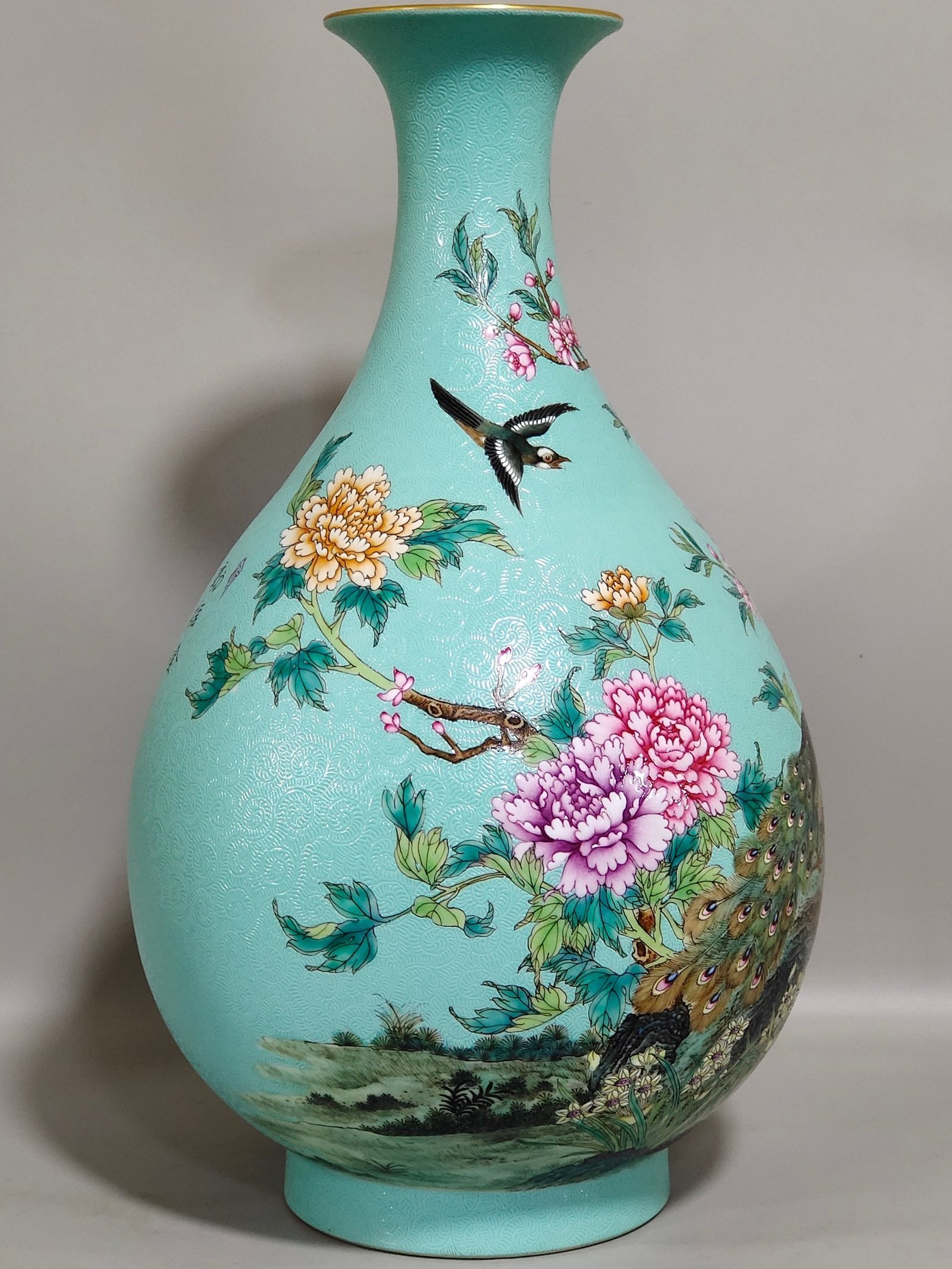 Qing Dynasty Yongzheng turquoise green flowered peacock flower and bird poem jade pot spring vase