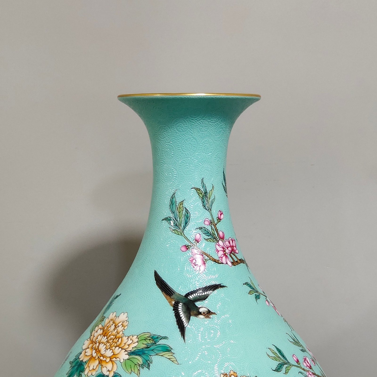 Qing Dynasty Yongzheng turquoise green flowered peacock flower and bird poem jade pot spring vase